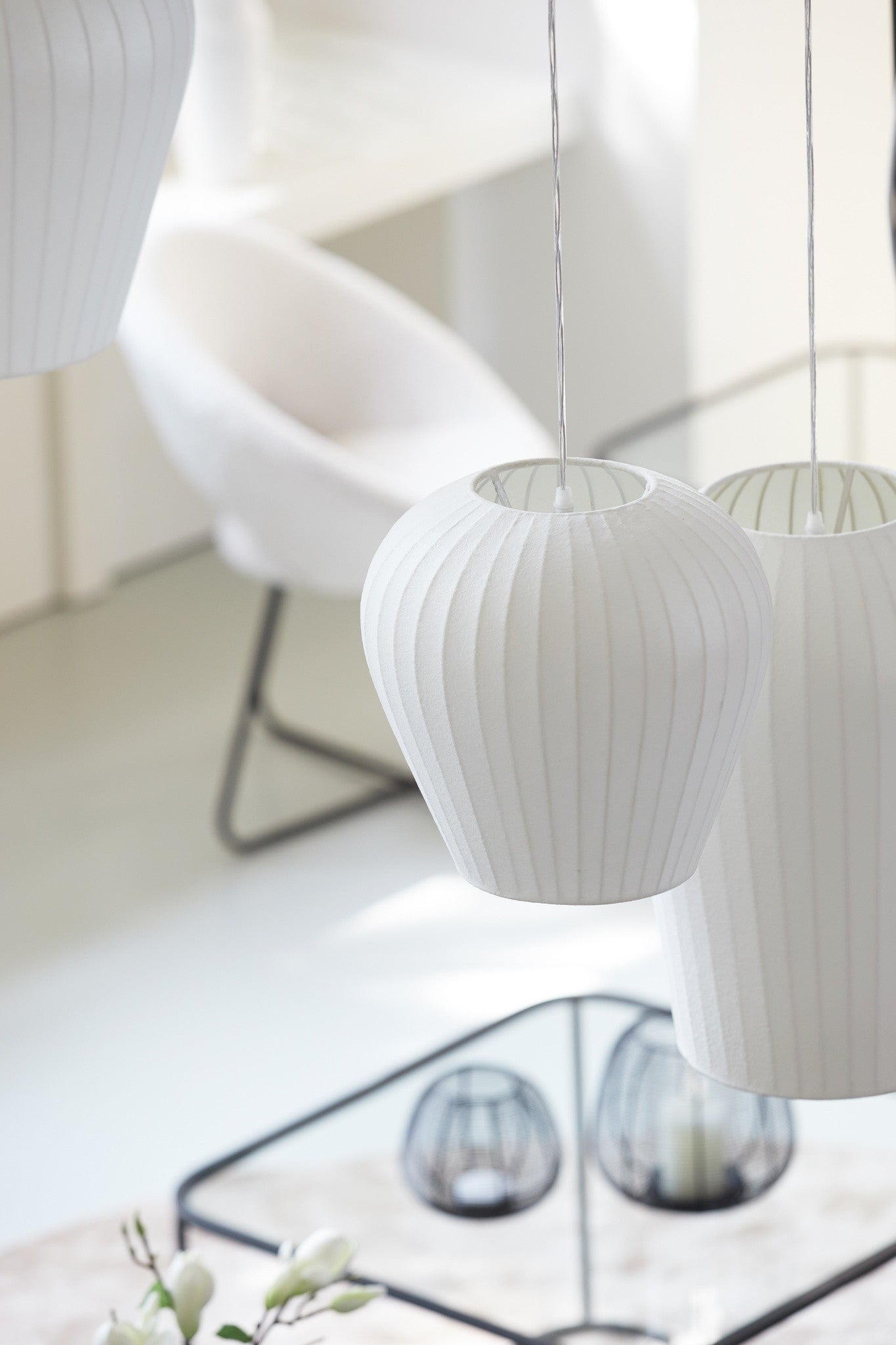 Stilvolle Pendellampe in Weiß mit harmonischer Silhouette