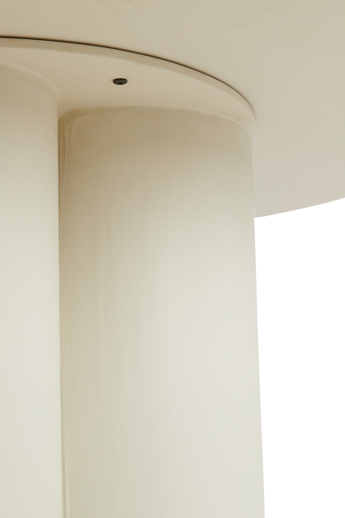 Skulpturaler Esszimmertisch rund von Light & Living