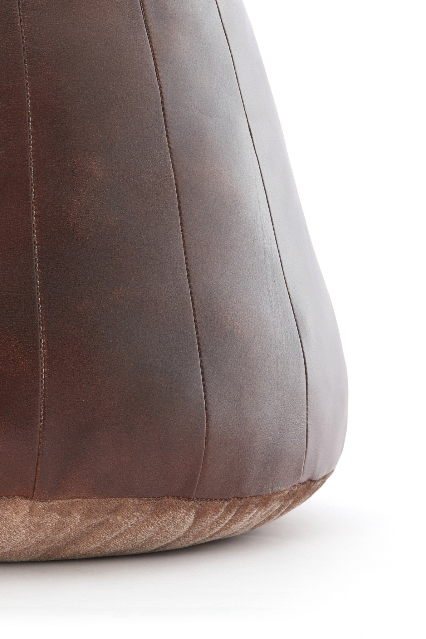 Dunkelbrauner Lederpouf als flexible Sitzgelegenheit