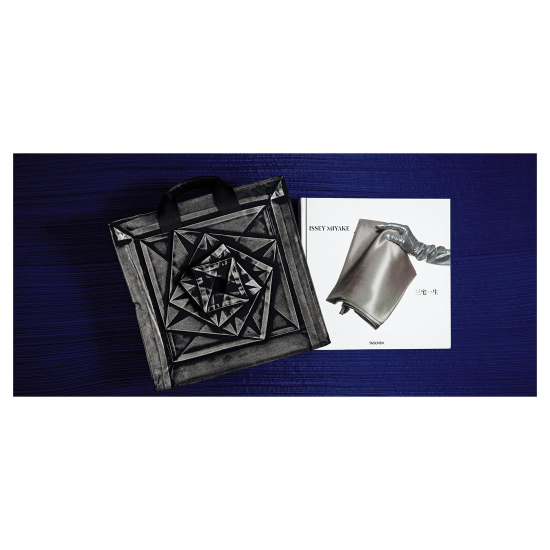 Detailreiche Textilaufnahmen aus der Issey Miyake Collector’s Edition