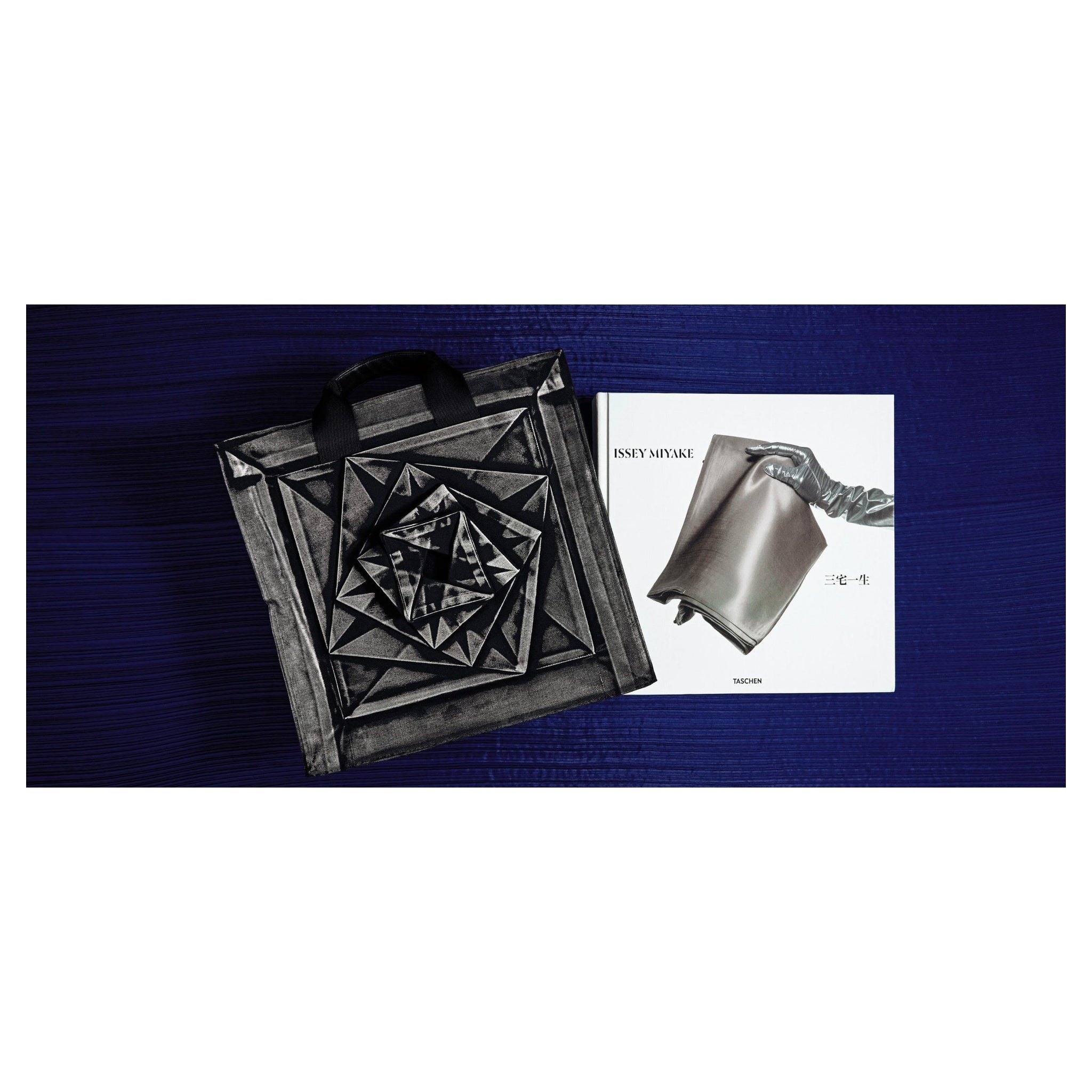 Detailreiche Textilaufnahmen aus der Issey Miyake Collector’s Edition