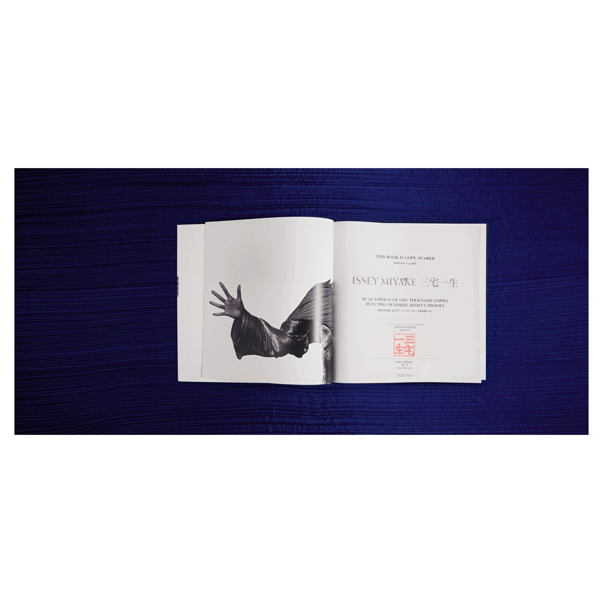 Limitierte Edition mit nummeriertem Signaturstempel von Issey Miyake