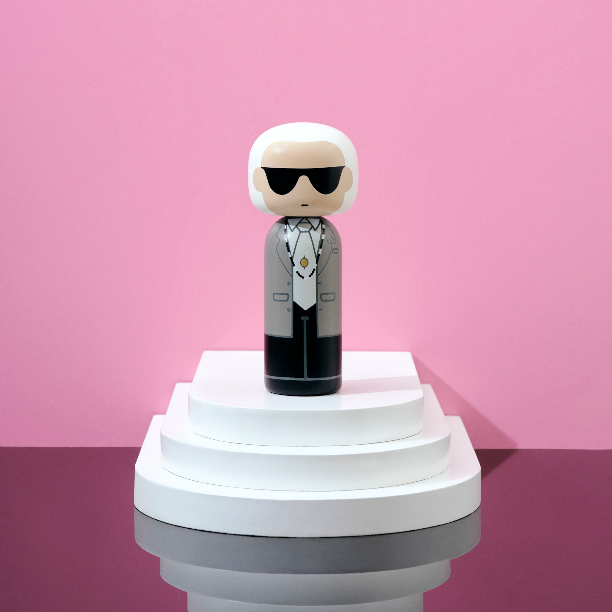 Limitierte Modefigur Kokeshi-Puppe Karl in grauem Outfit