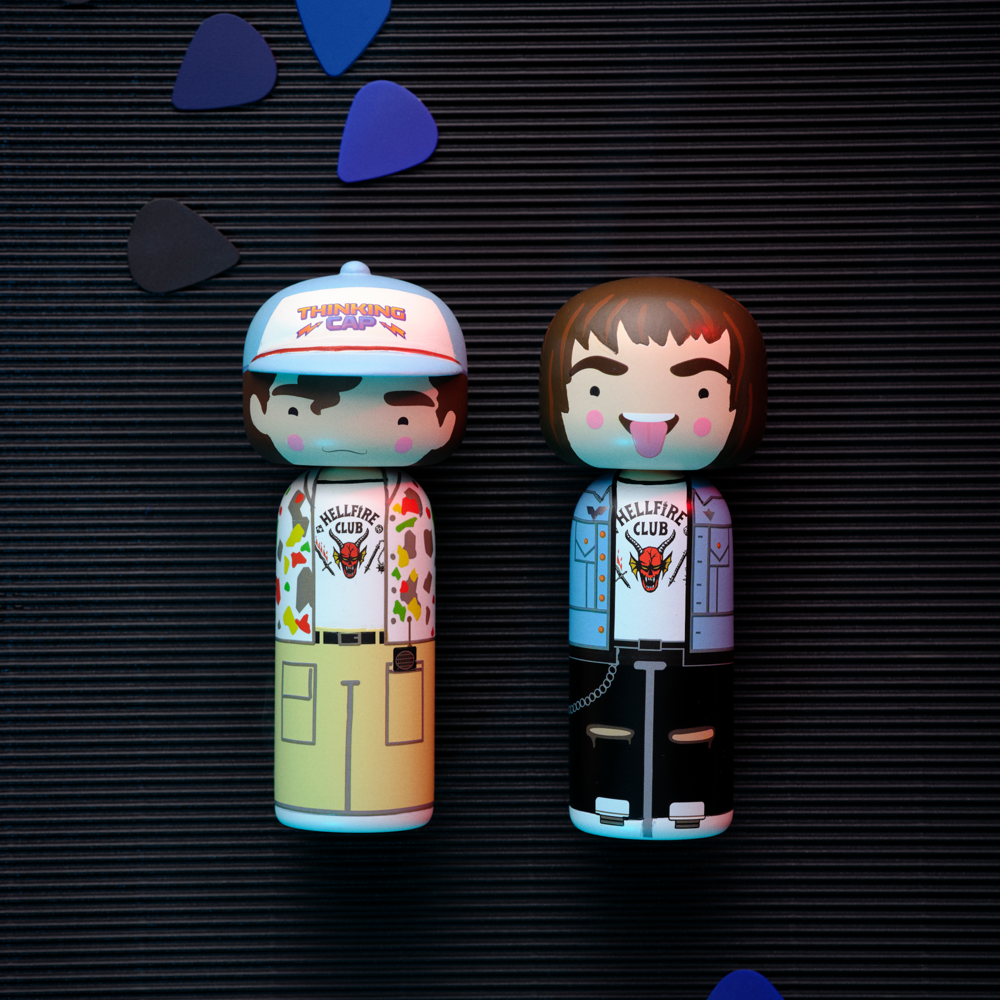 Detailansicht der Eddie-Munson-Kokeshi mit charakteristischem Gesichtsausdruck