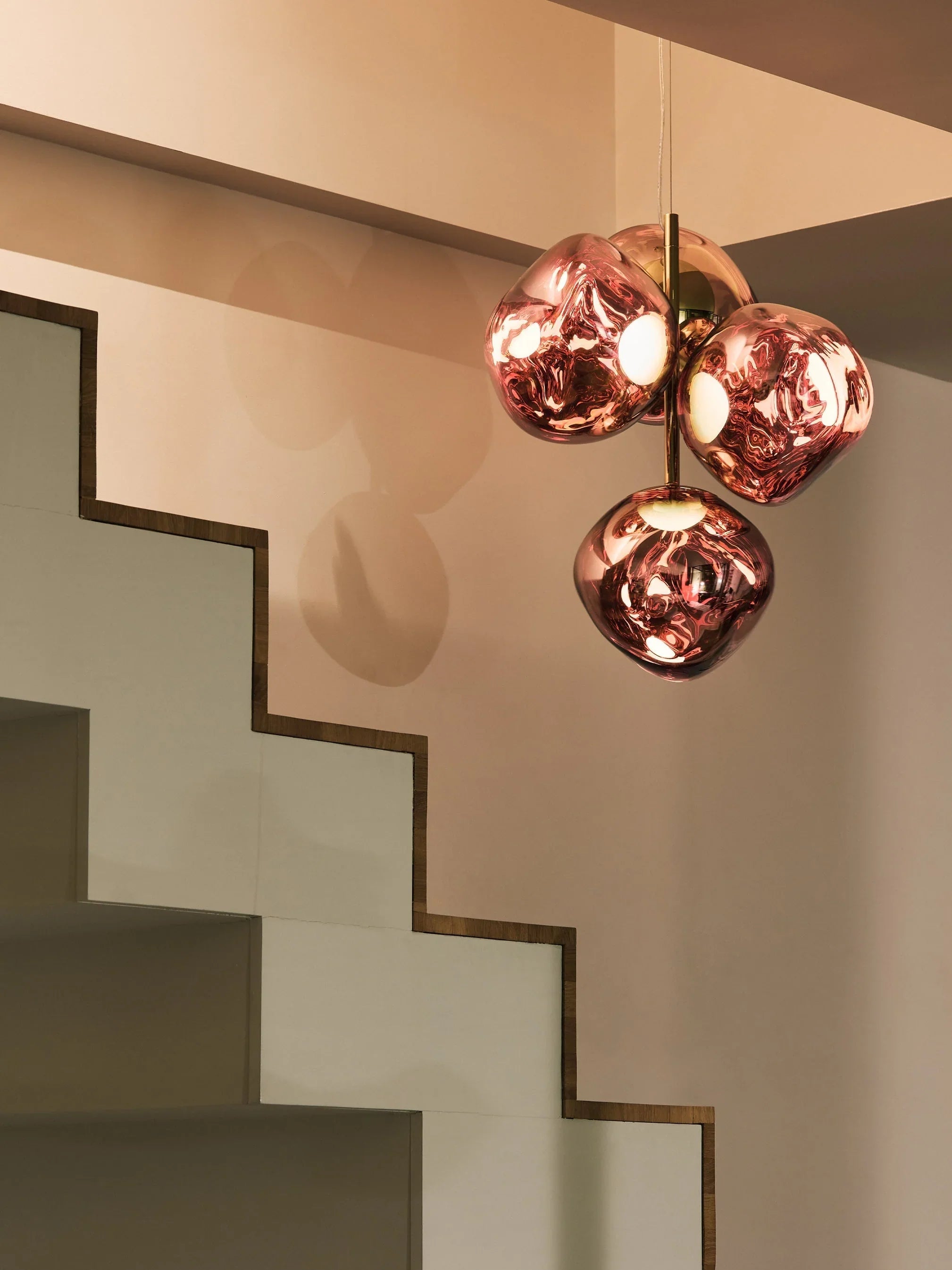 Die komplette Leuchte als skulpturaler Kronleuchter in einem modernen Interior als Design Statement.