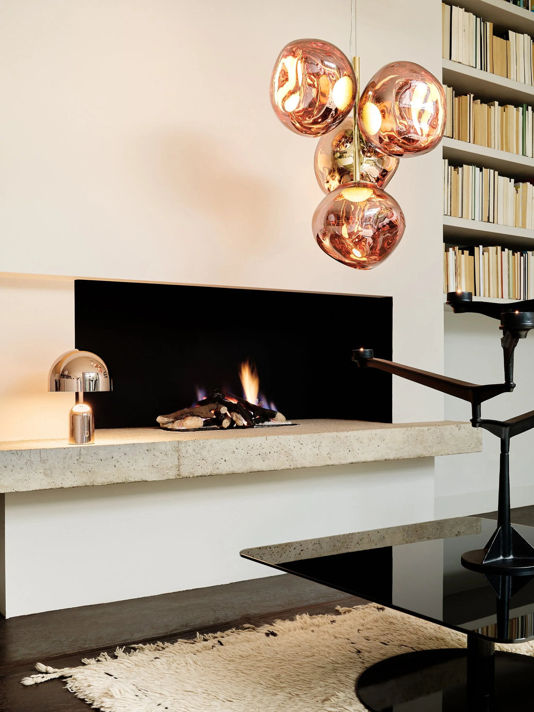 Die Leuchte im eingeschalteten Zustand mit warmem LED Licht und dem charakteristischen geschmolzenen Glas Effekt der Melt Kollektion.