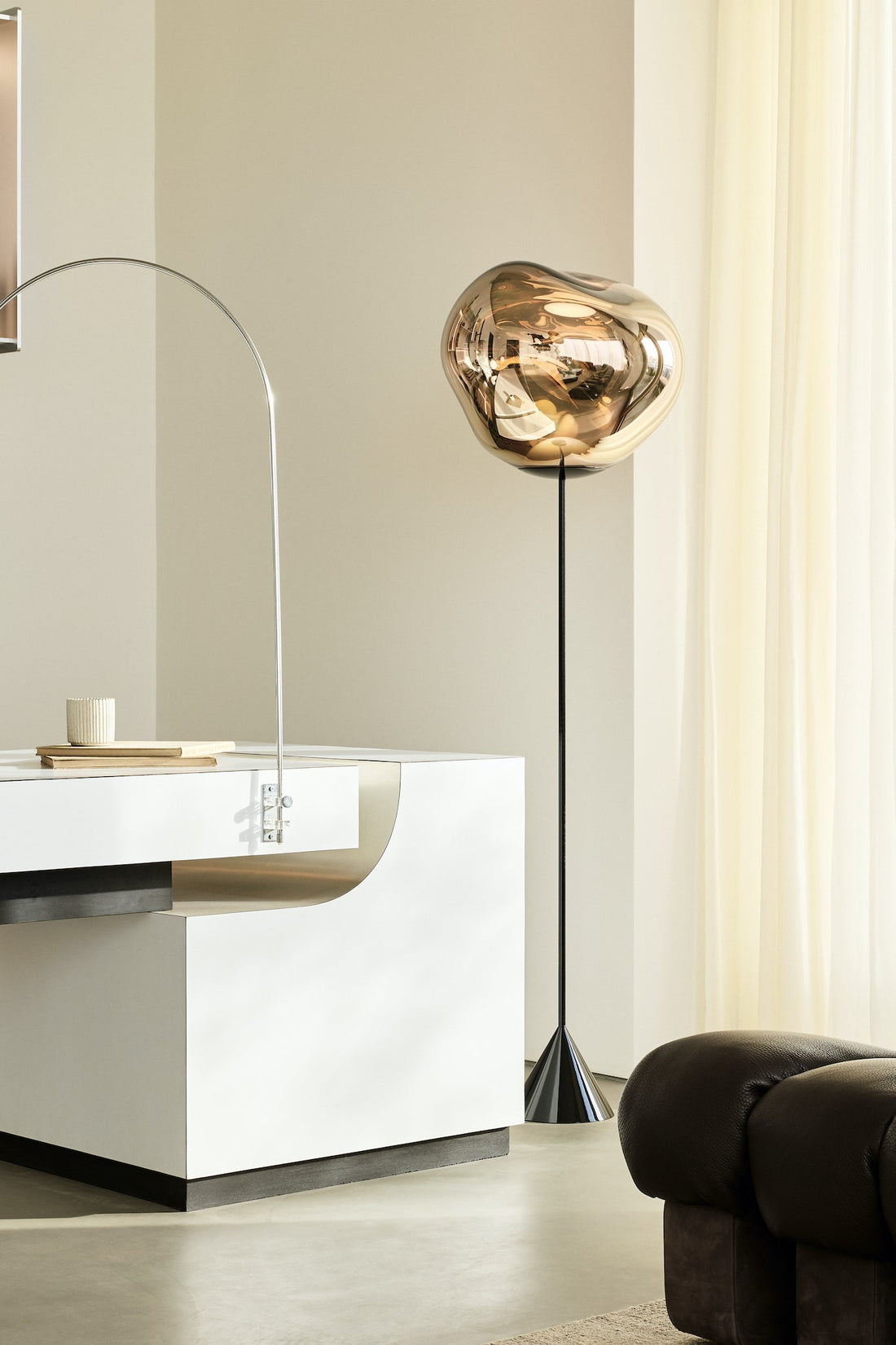 Stehleuchte im Office von Tom Dixon
