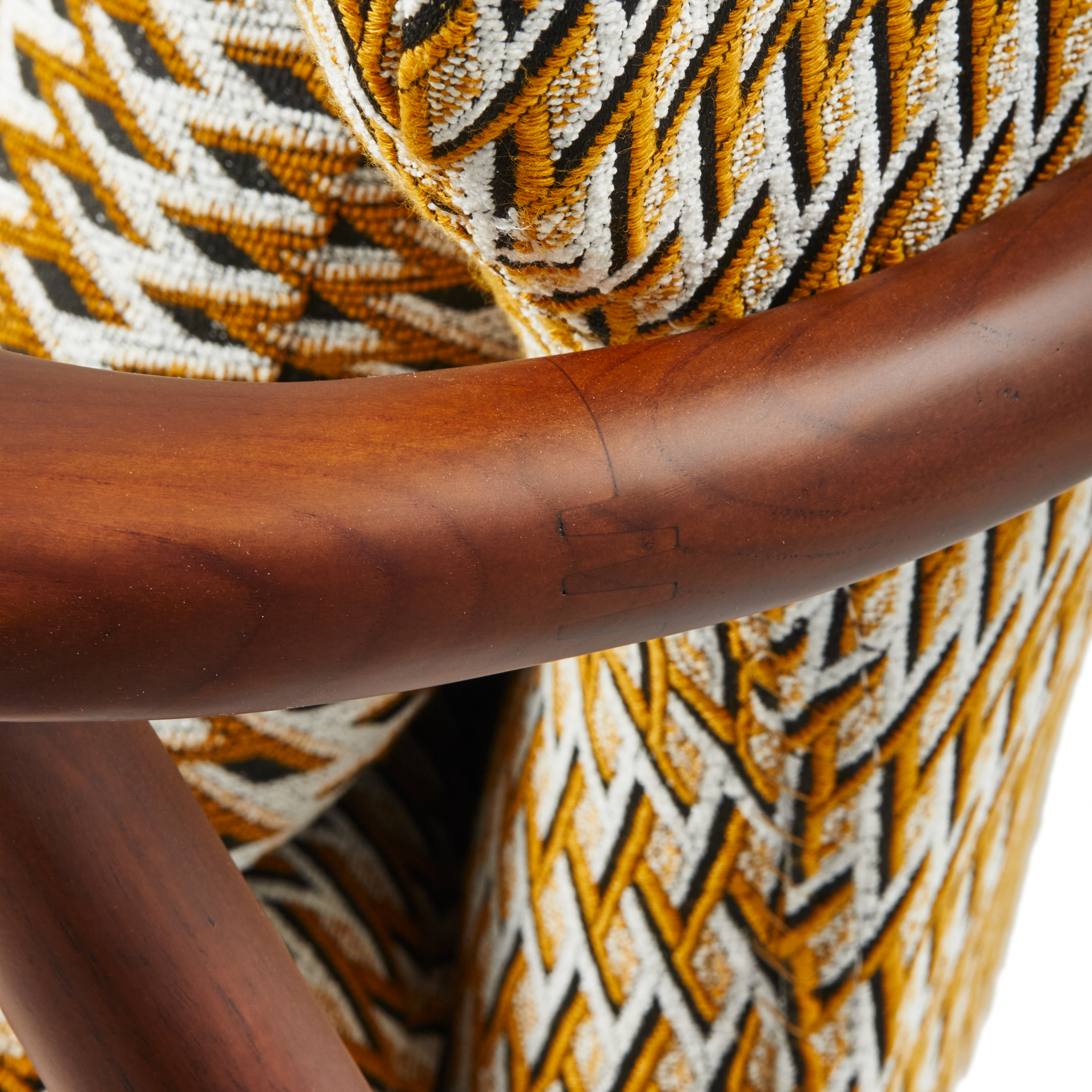 Geo Peggy Chair von Polspotten mit gelb-braunem Retro-Muster