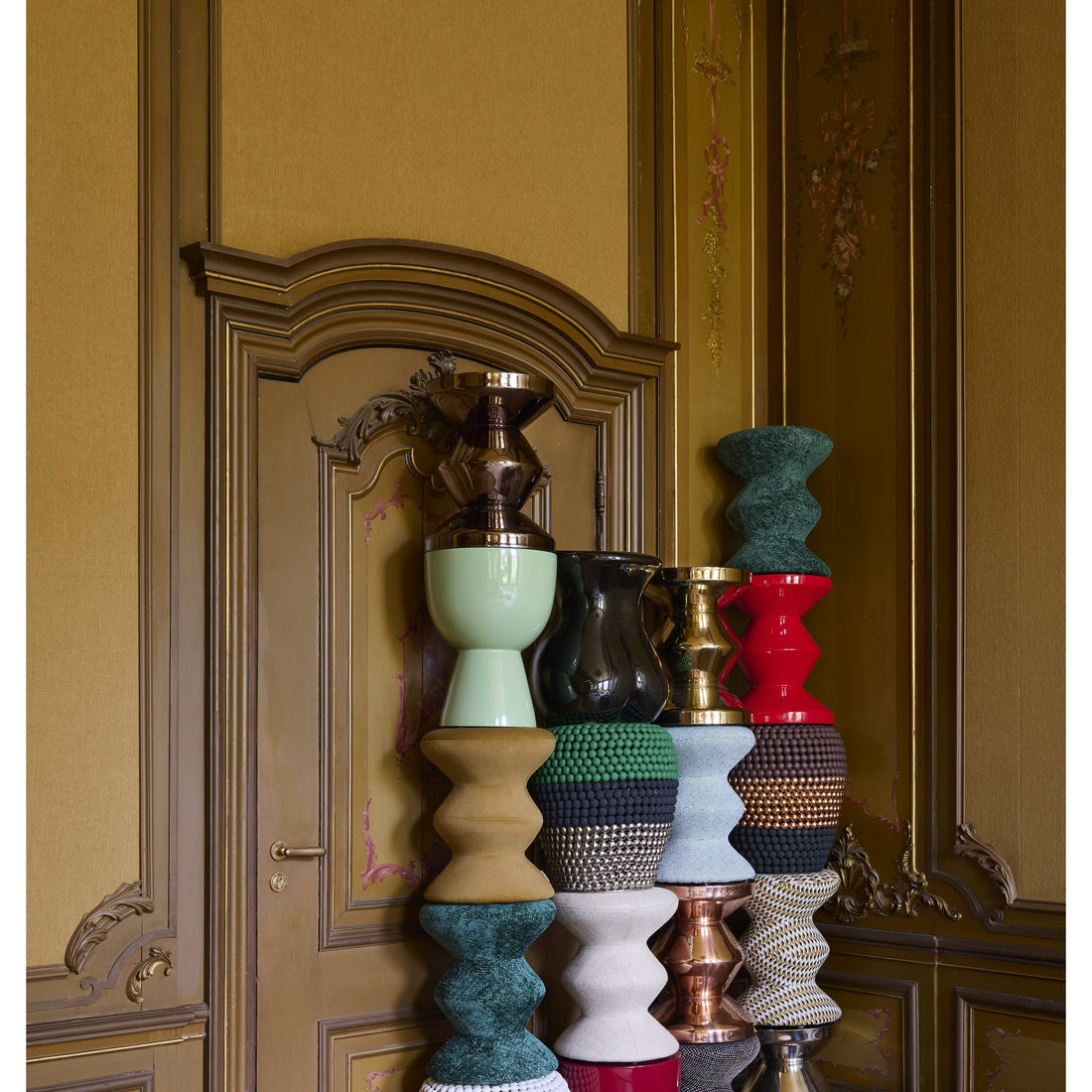 Textilbezogener grüner Hocker im ikonischen Zig Zag Look