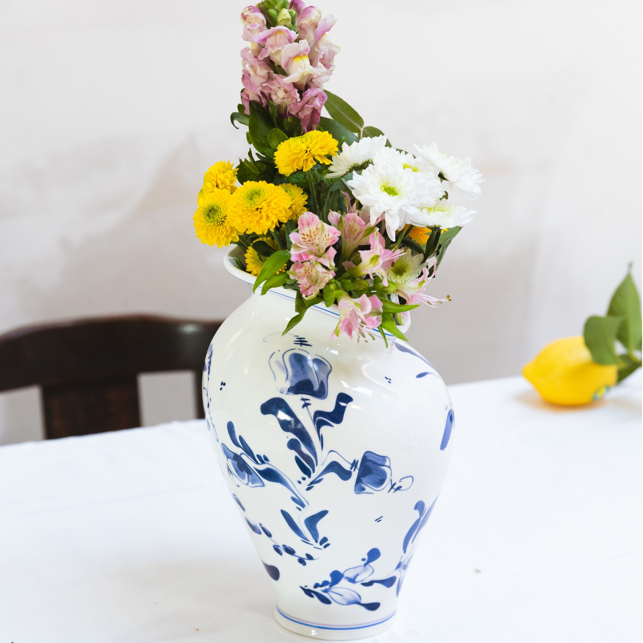 Verzerrte Designer-Vase aus Porzellan mit floralen Blaumotiven