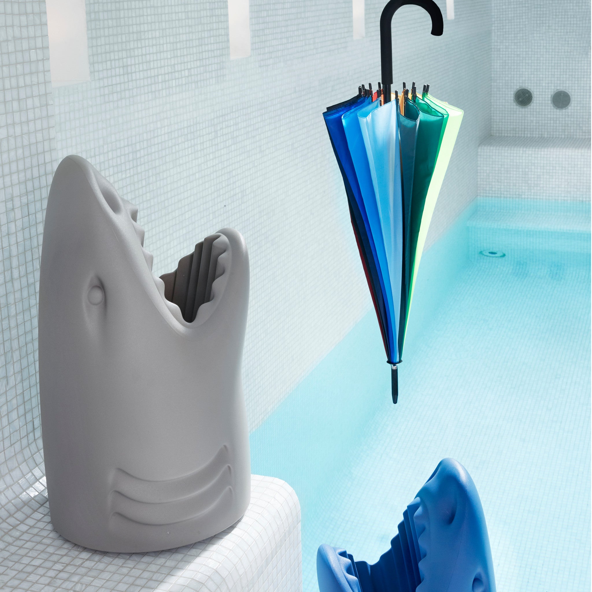 Regenschirmständer in hellgrauer Hai-Form von Studio Job