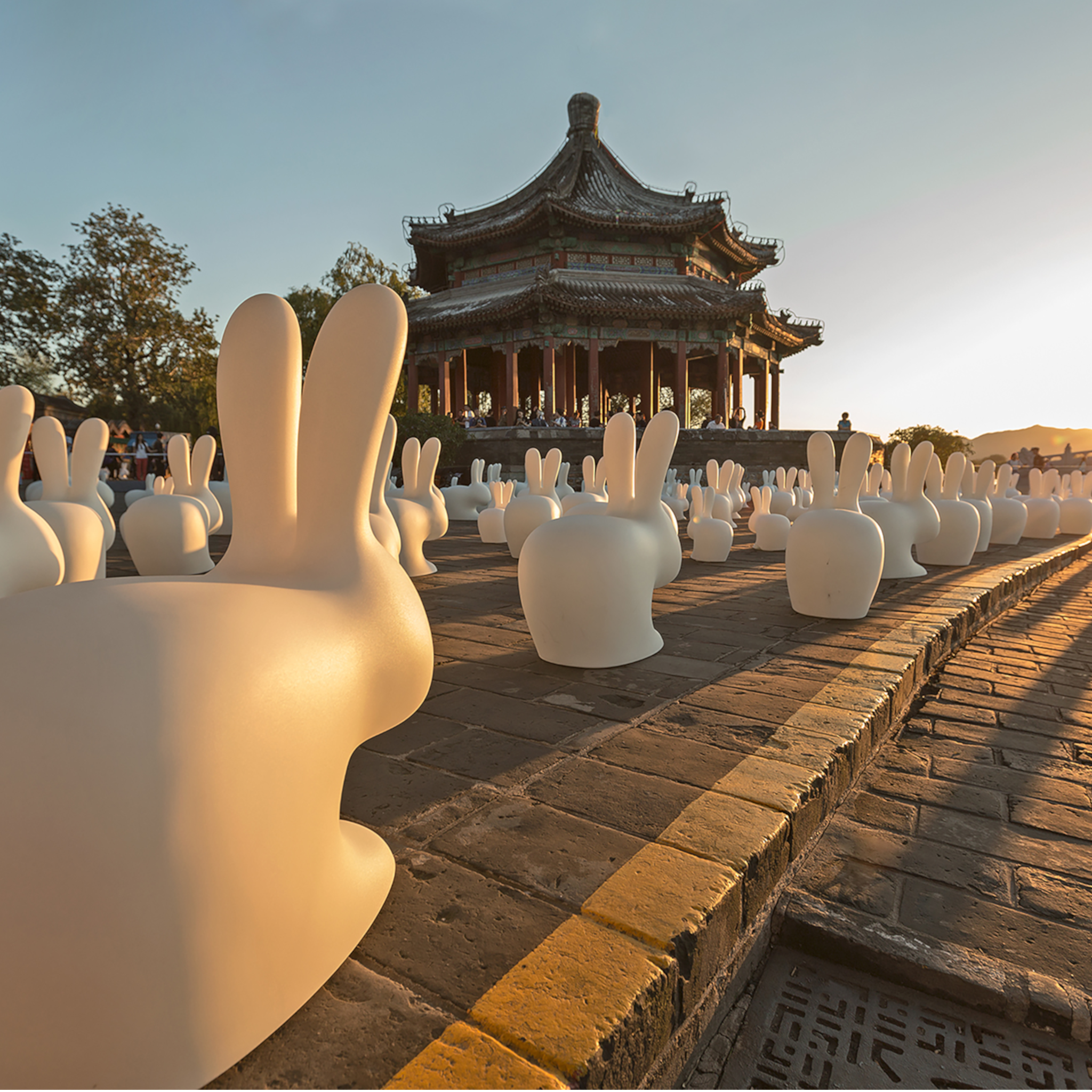 RABBIT LAMPE im Einsatz als stilvolle Sitzgelegenheit