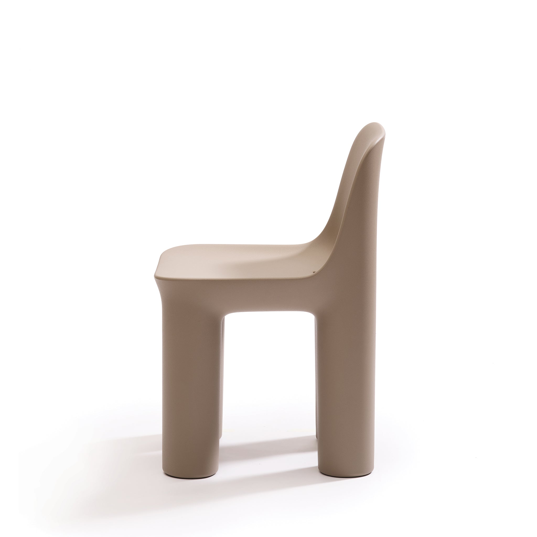 Outdoorstuhl TATA der Marke Qeeboo in dove grey