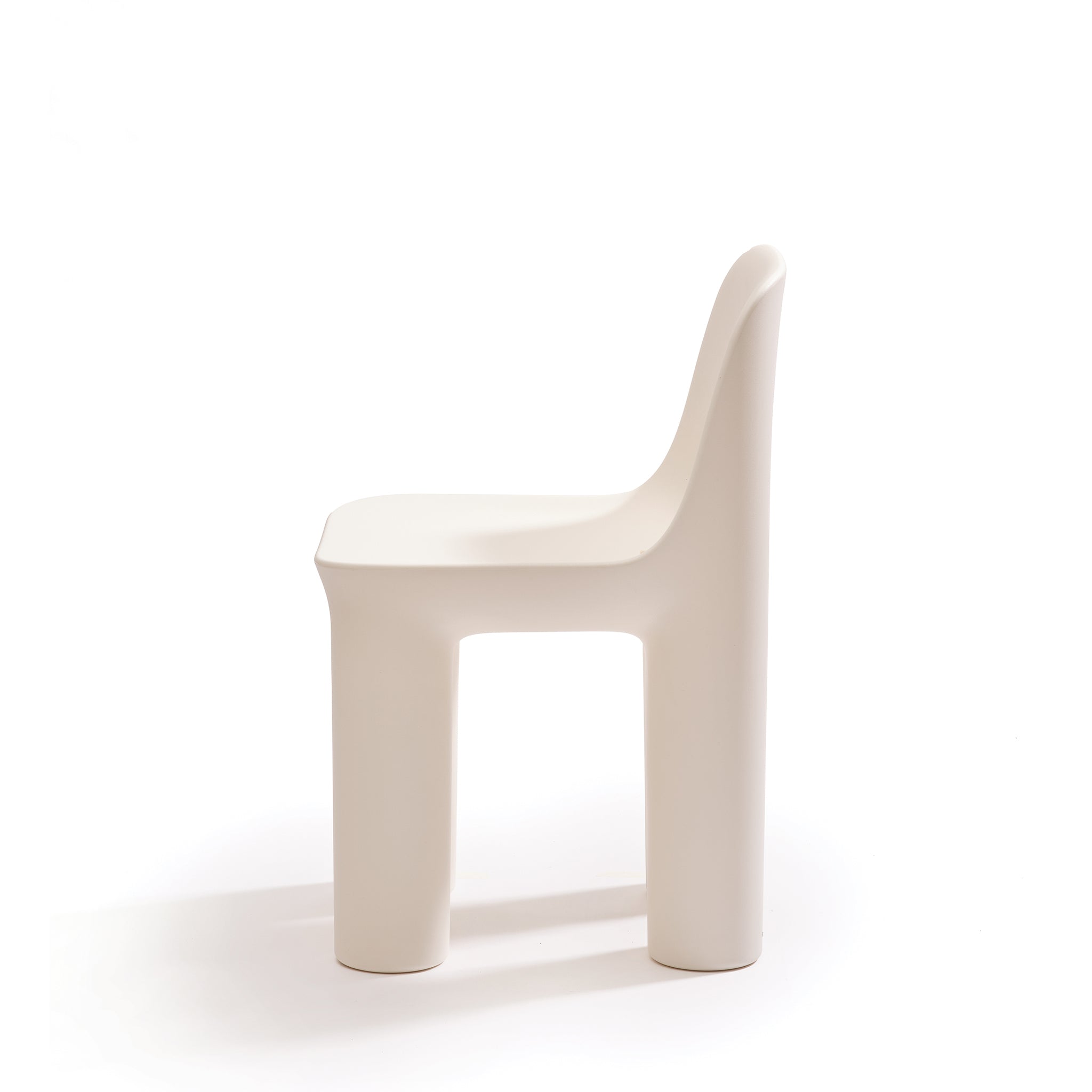 Outdoorstuhl TATA der Marke Qeeboo in warm white