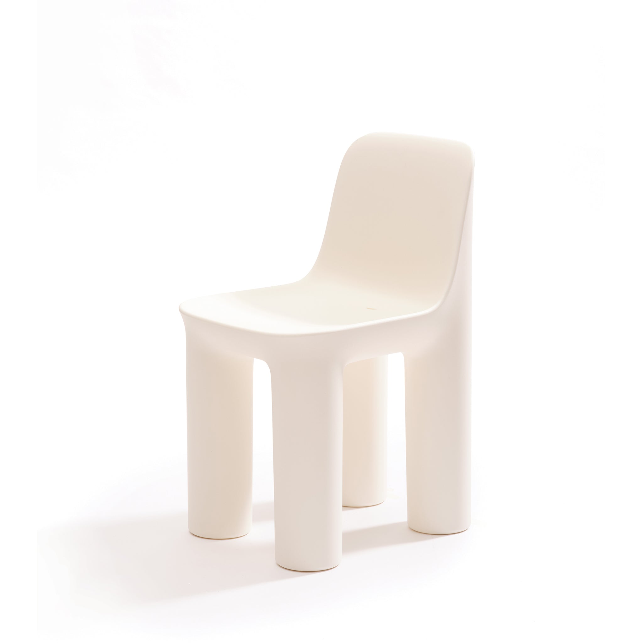 Outdoorstuhl TATA der Marke Qeeboo in warm white