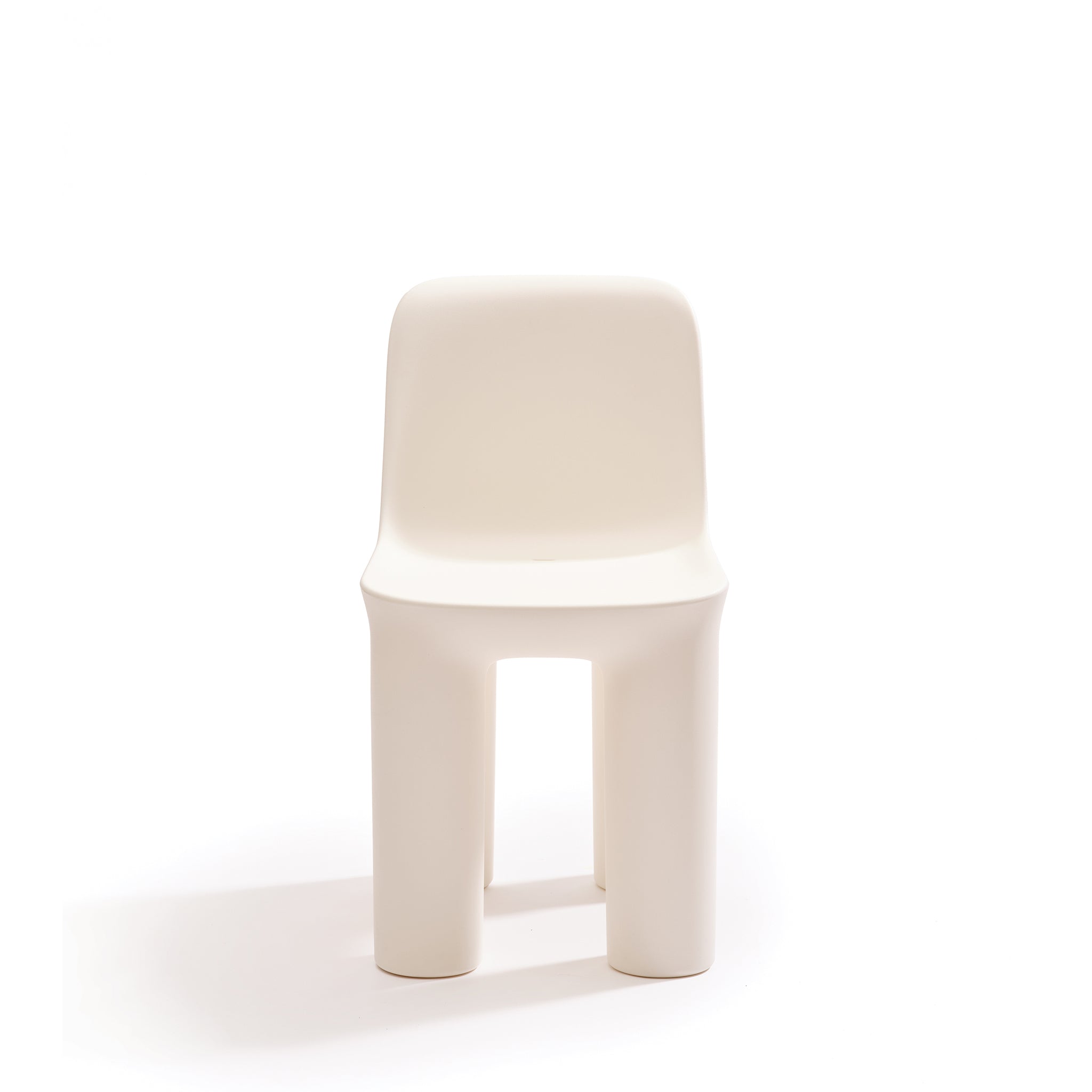 Outdoorstuhl TATA der Marke Qeeboo in warm white