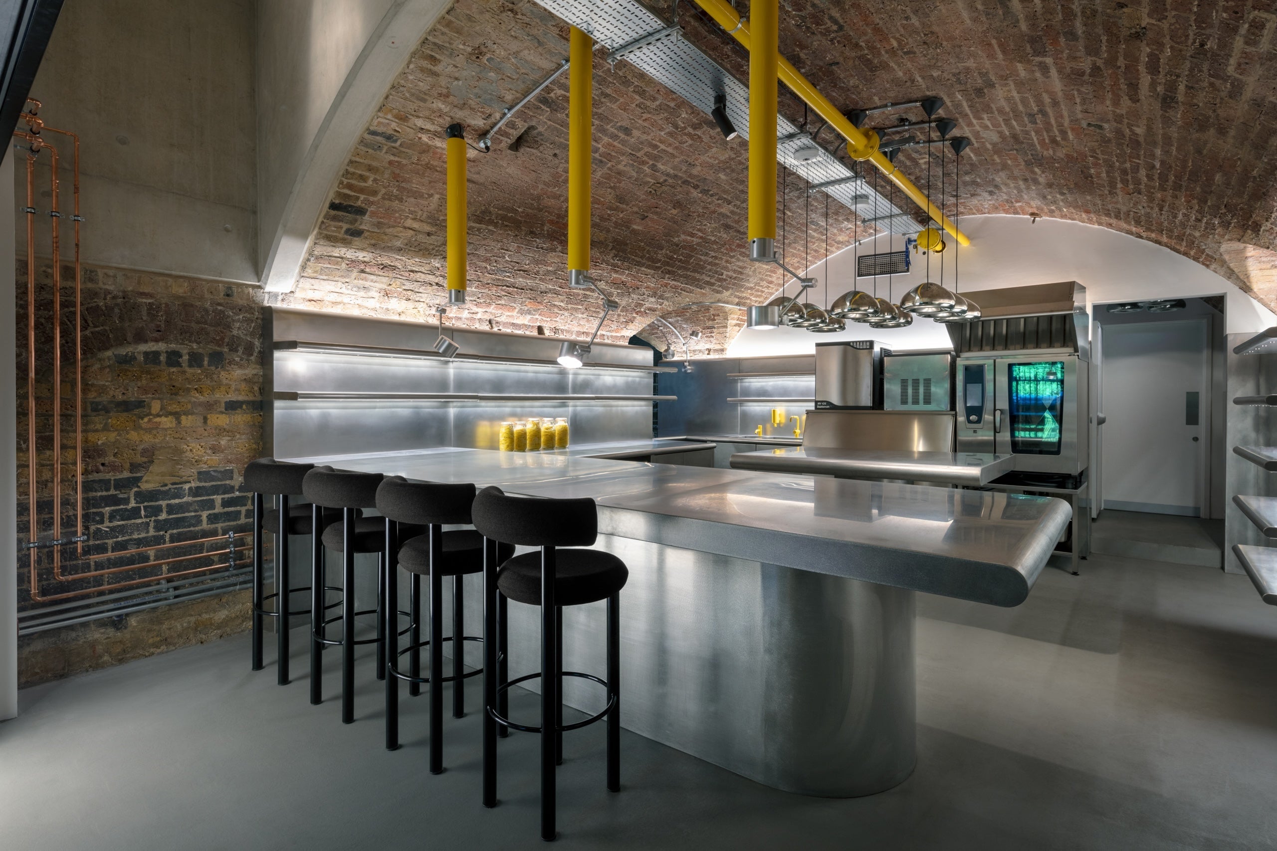 Taburete de bar Fat de 75 cm con estructura de acero negro y tapizado Kvadrat Divina Melange Dark Grey