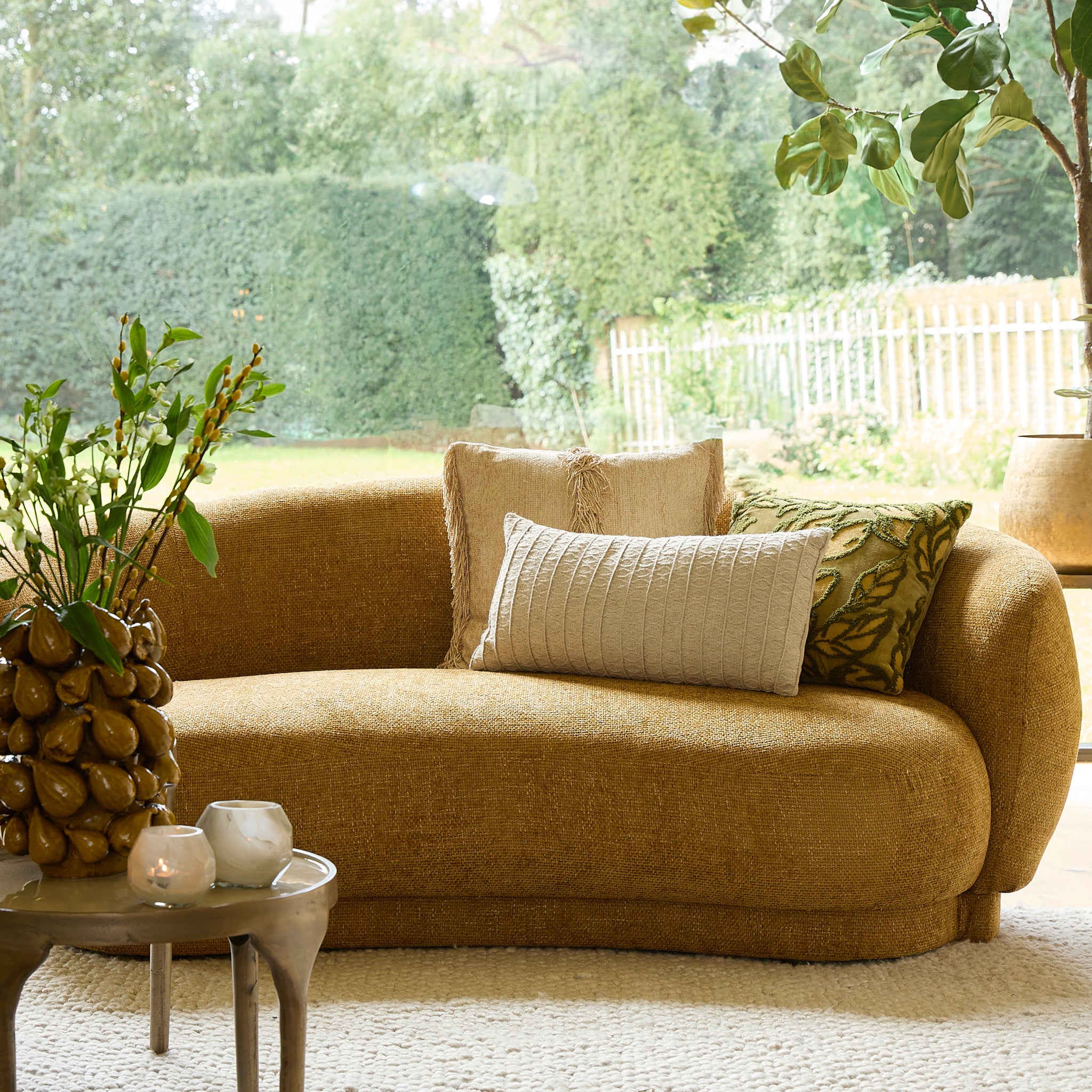 Designsofa UVITA mit niedriger Rückenlehne und Rundpolsterung