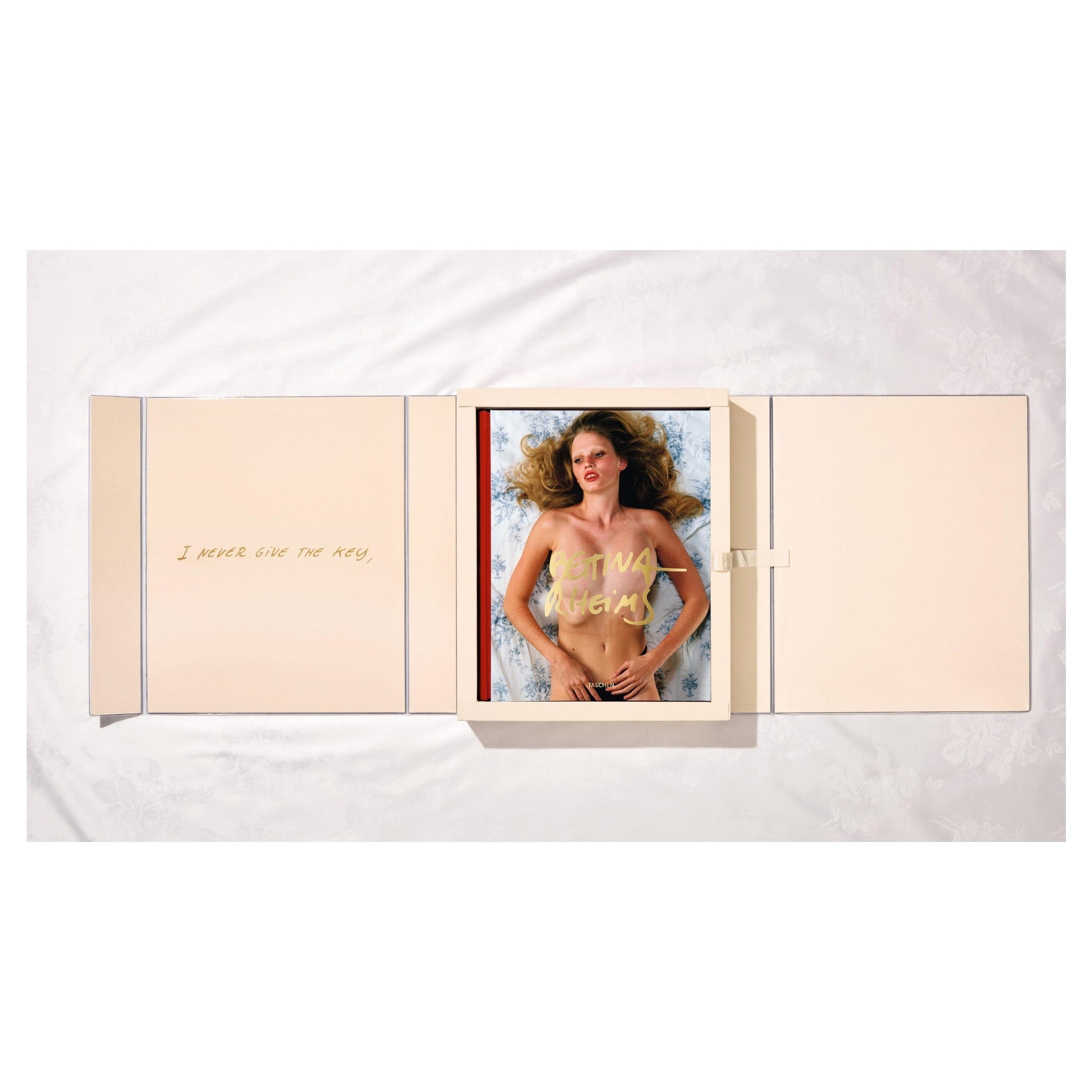 Nahaufnahme des Covers auf Hartkarton mit feiner Prägung und glänzender Oberfläche