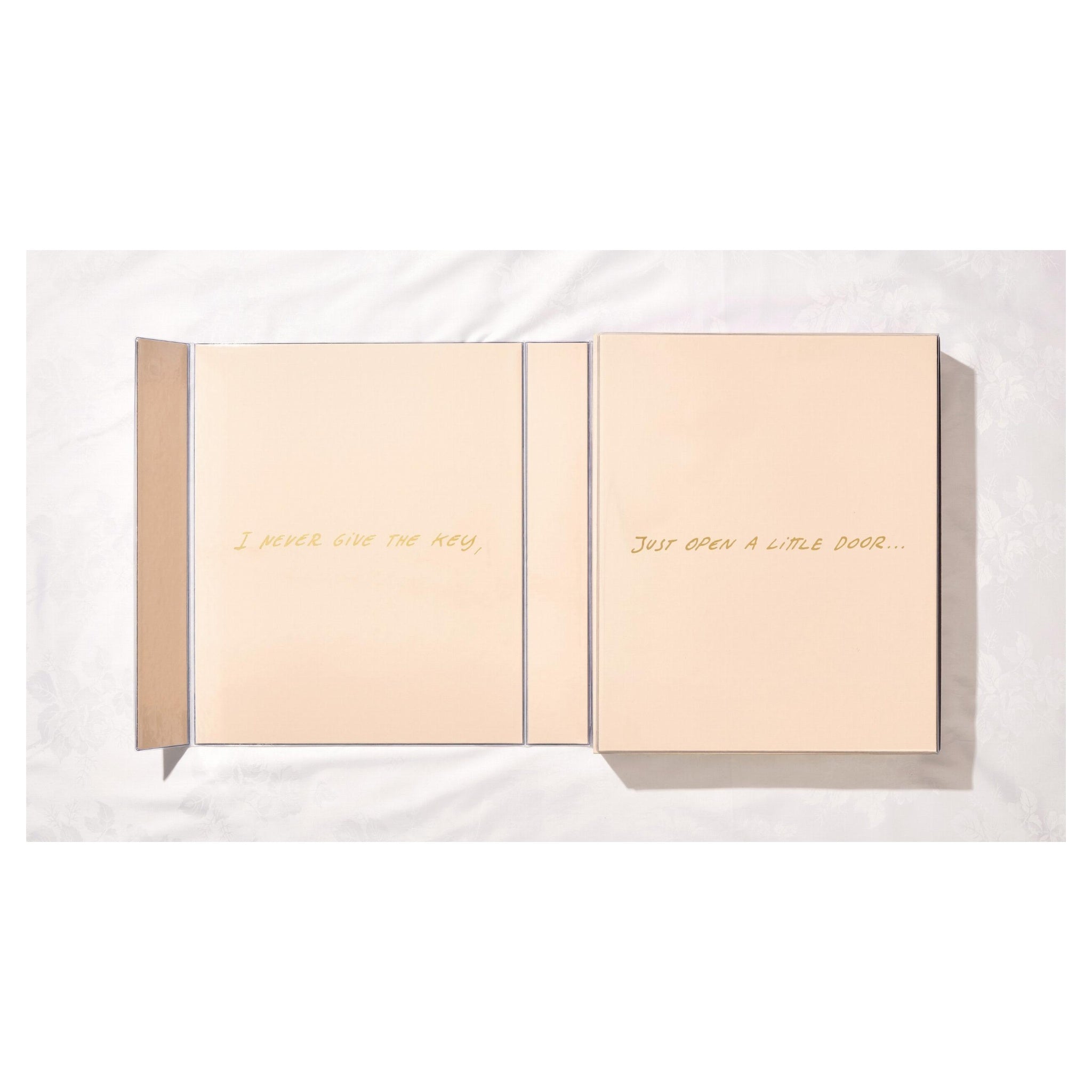 Einband der Art Edition Marthe, 1987 mit edler Typografie und Struktur