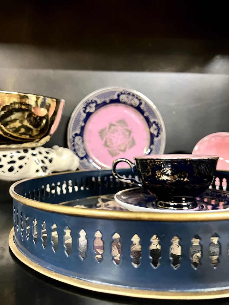 rundes Tablett weisse Blume