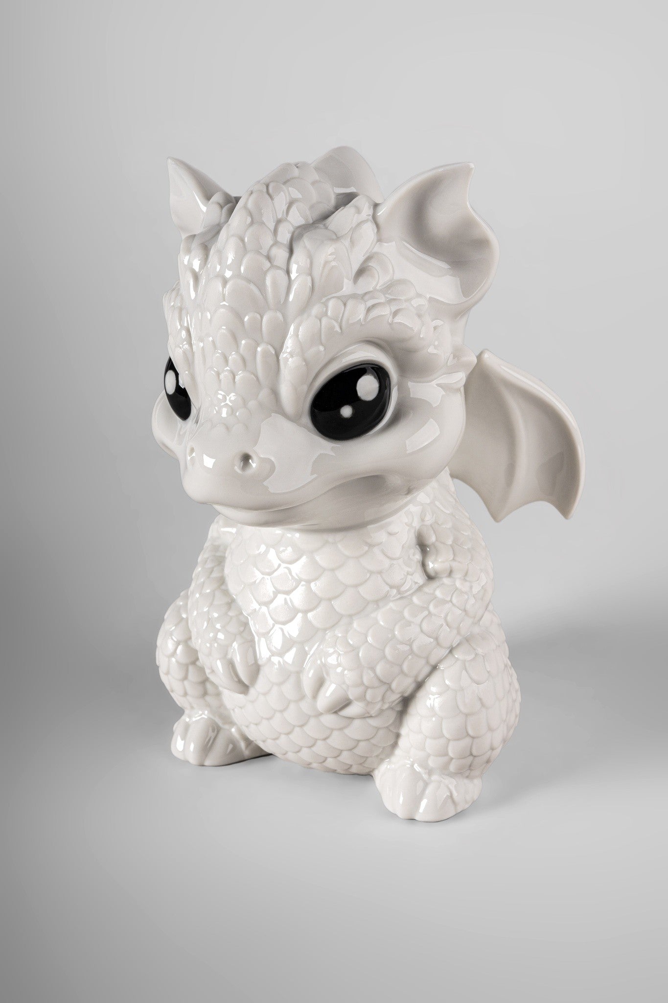 Handgefertigte Baby Dragon Figur mit glänzenden Schuppen