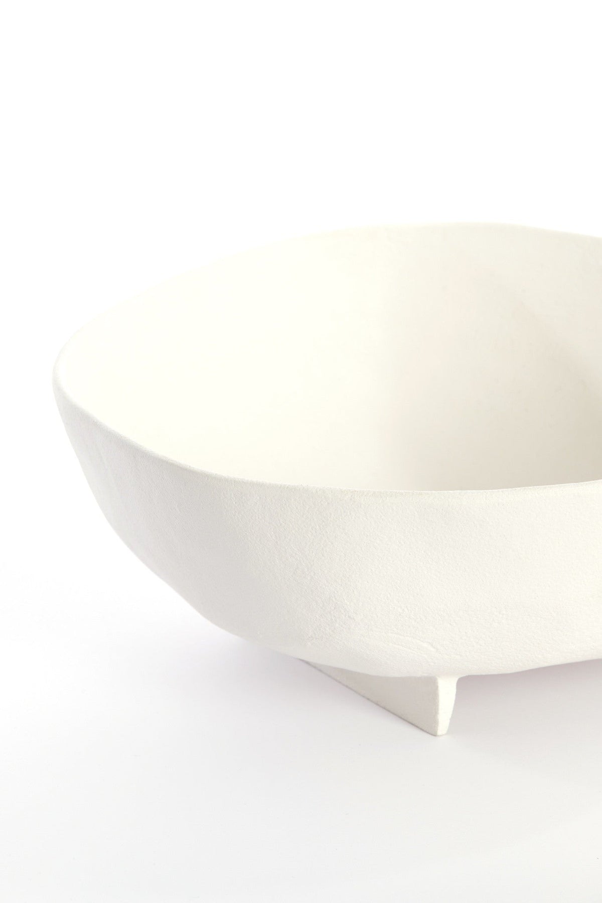 Runde Schale aus Metall in Creme für Tischdekoration