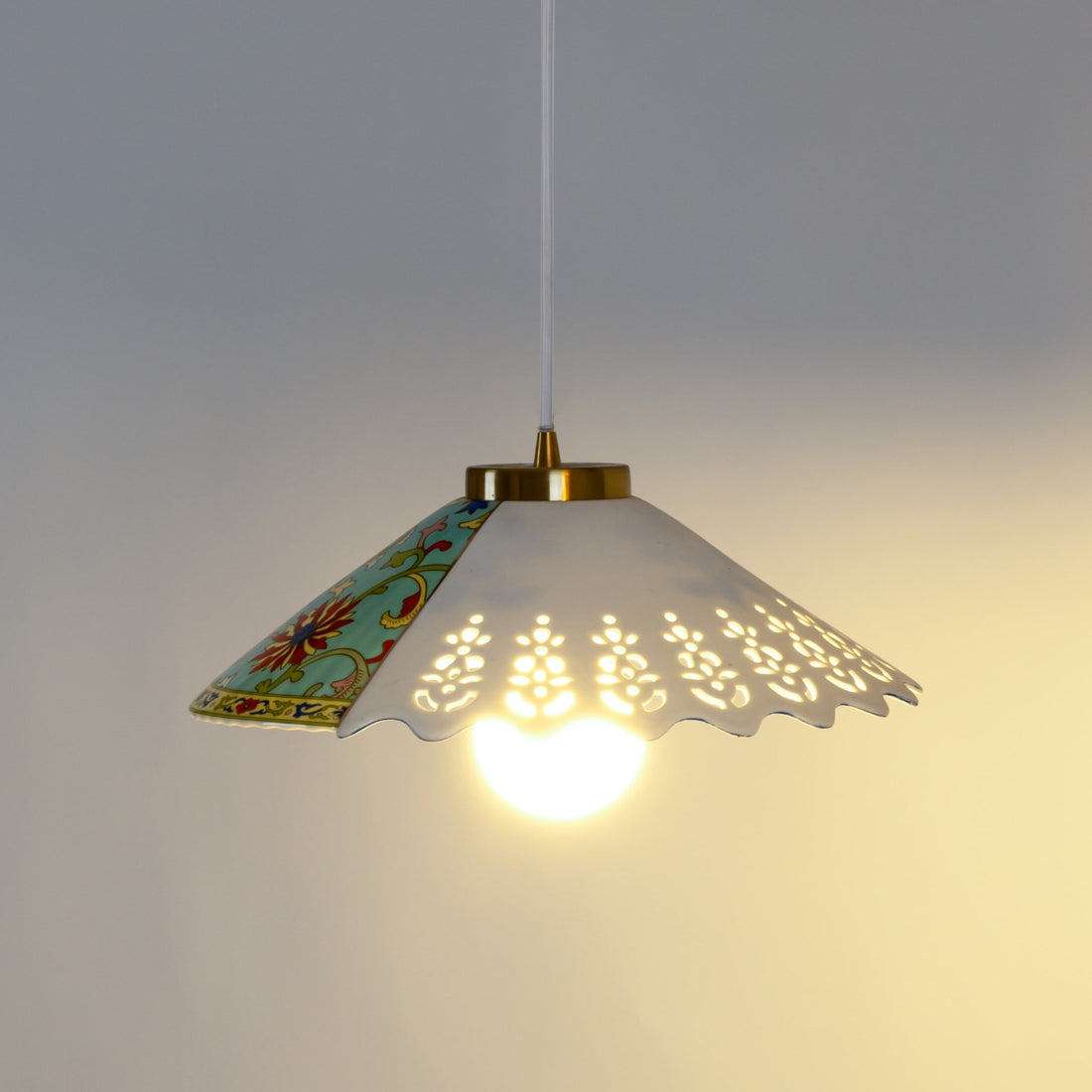Designerlampe HYBRID VEPIRA mit farbigem Muster und weißen Akzenten