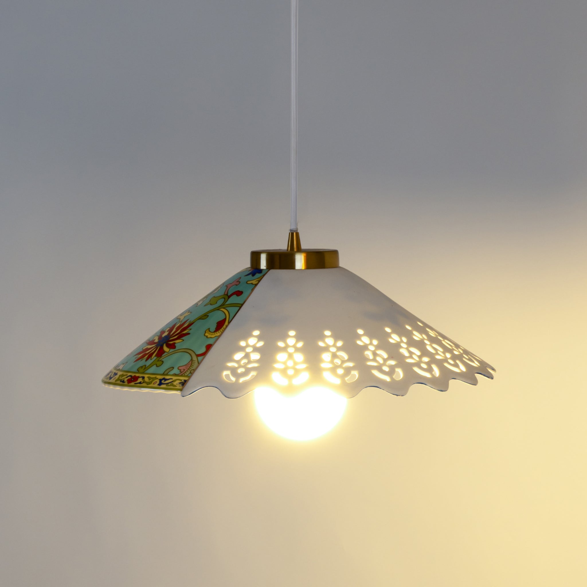 Designerlampe HYBRID VEPIRA mit farbigem Muster und weißen Akzenten