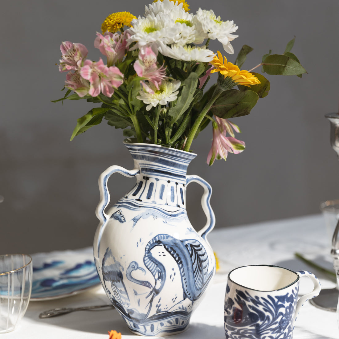 Designer-Porzellanvase mit Ibex-Zeichnung in Blau auf Weiß