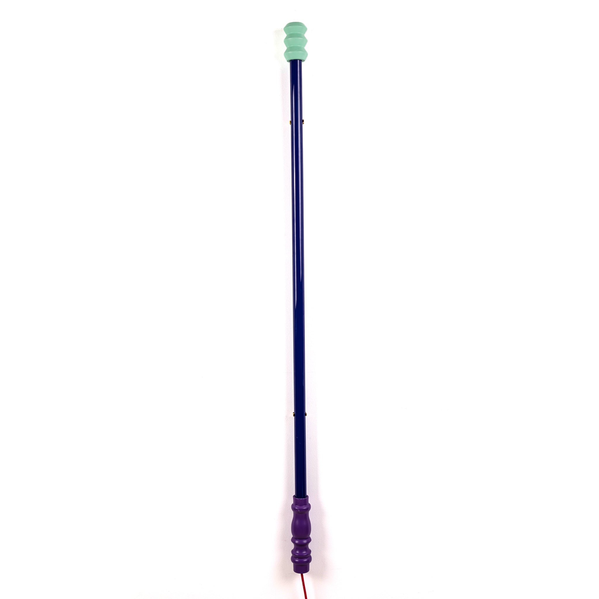 Designleuchte von Seletti – Superlinea mit violetten Akzenten