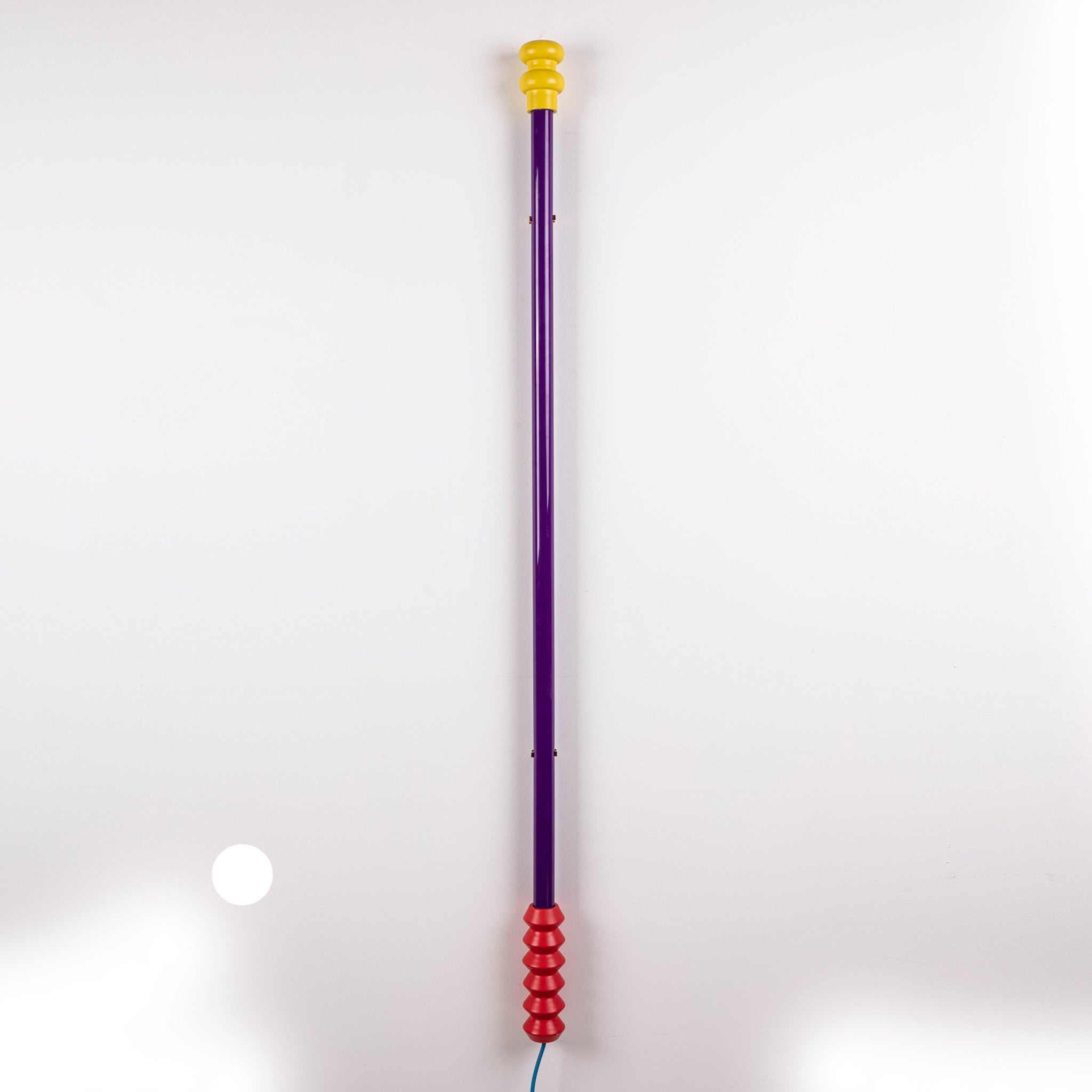 Seletti SUPERLINEA PURPLE LED-Leuchte in Violett mit roten und gelben Details