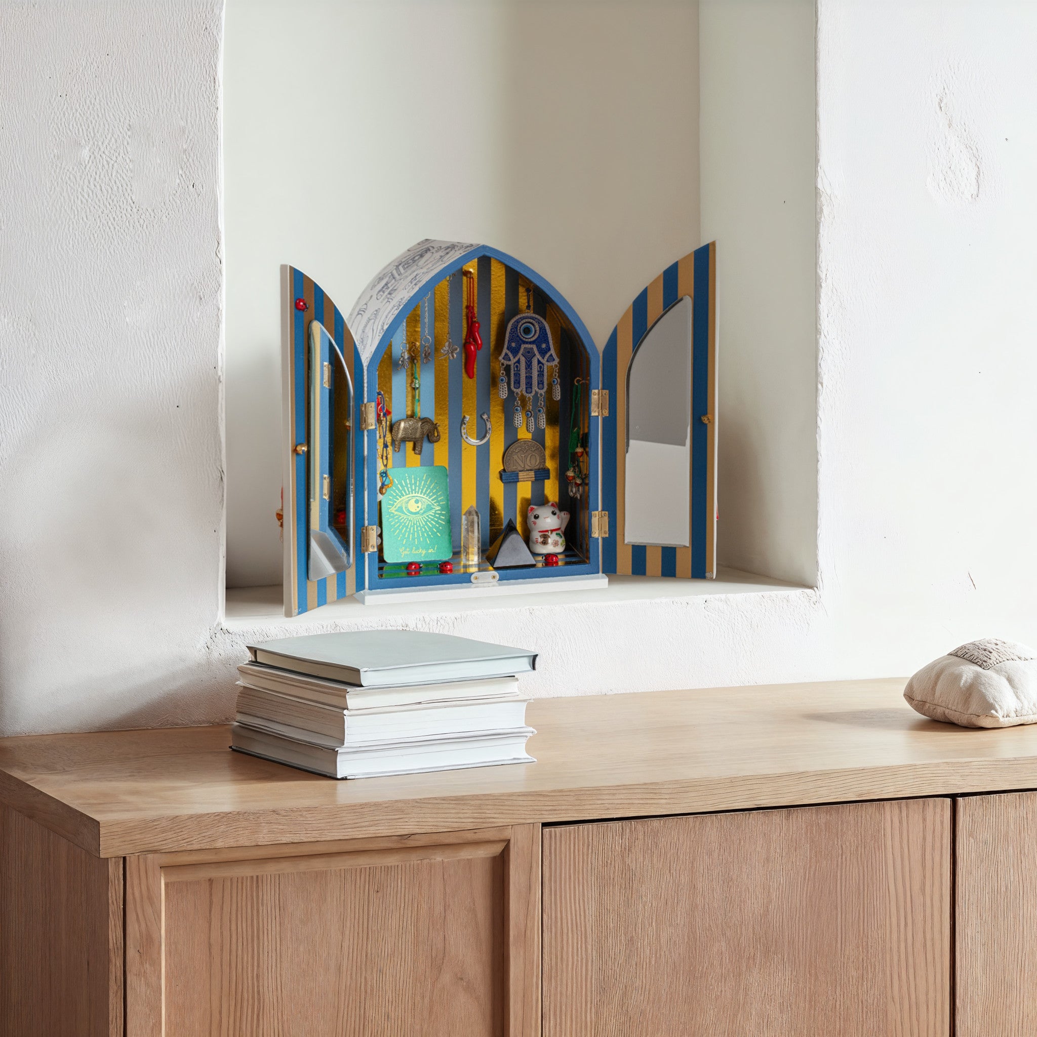 Seletti LUCKY TEMPLE Designobjekt mit Glückssymbolen und blauen Akzenten