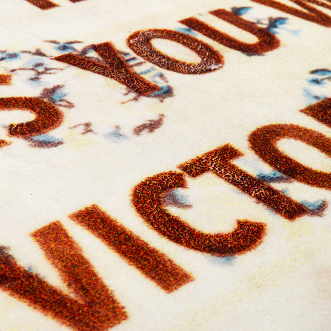 Designerteppich von Seletti mit typografischem Statement in Beige-Blau