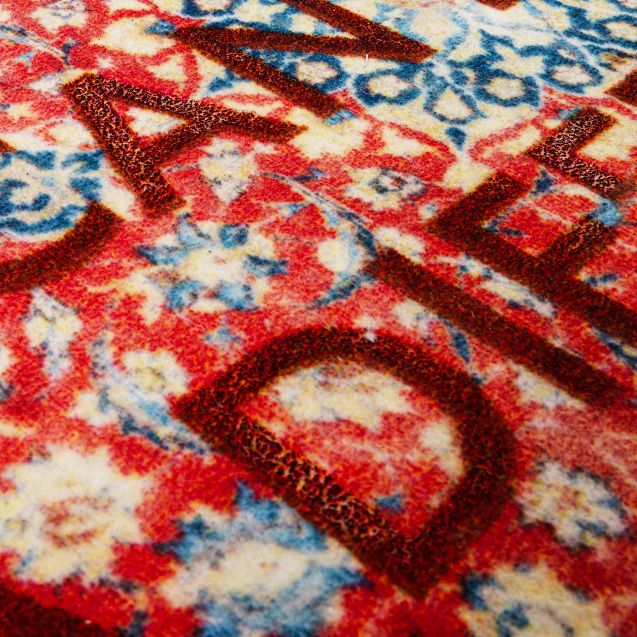 Designerteppich von Seletti mit typografischem Motiv in Rot und Blau