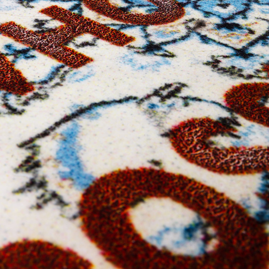 BURNT CARPET IMPOSSIBLE THINGS – Kunstteppich mit bedeutungsvoller Botschaft