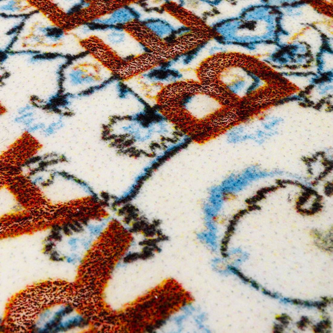 Designerteppich von Seletti mit Statement-Text und klassischem Muster