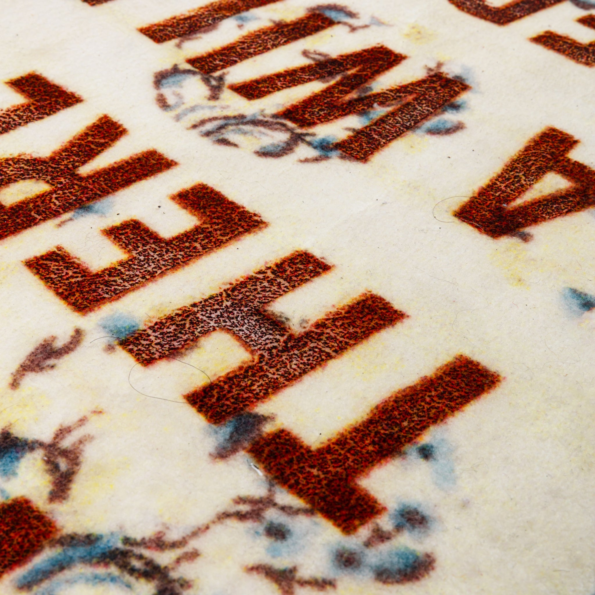 Designerteppich von Seletti mit typografischem Motiv in Blau und Beige