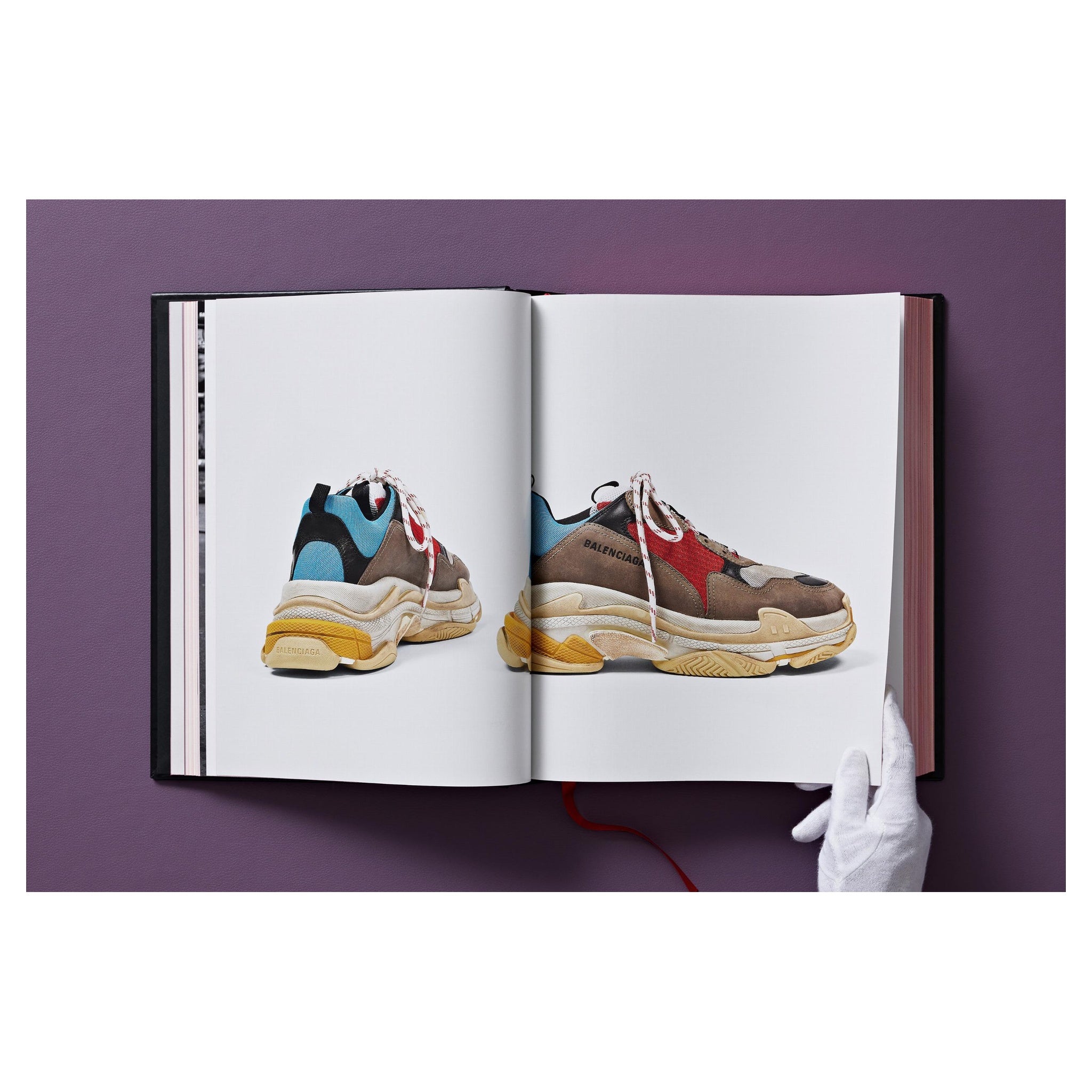 Detailansicht der Buchbindung von SHOES A-Z