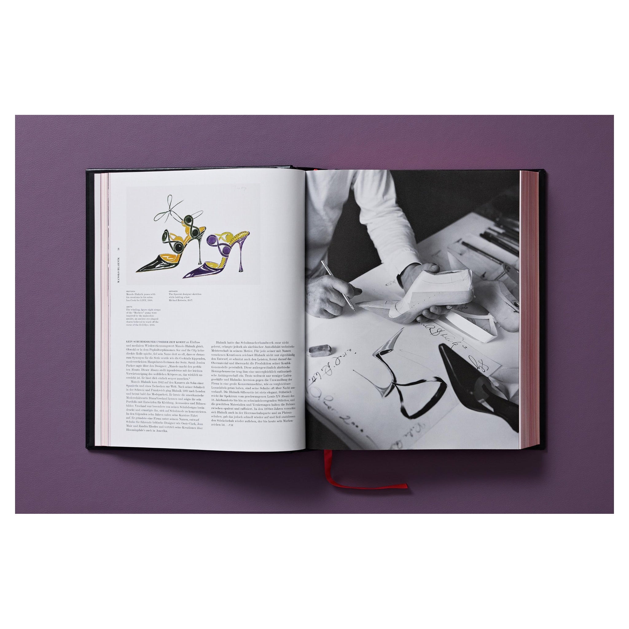 Cover von SHOES A-Z mit Goldprägung und rotem Buchschnitt