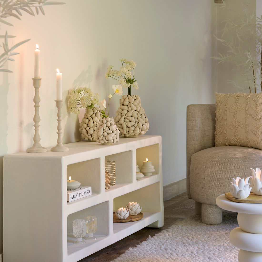 Moderner Schrank NAHUA in Crème, bietet vielseitige Aufbewahrungsoptionen.