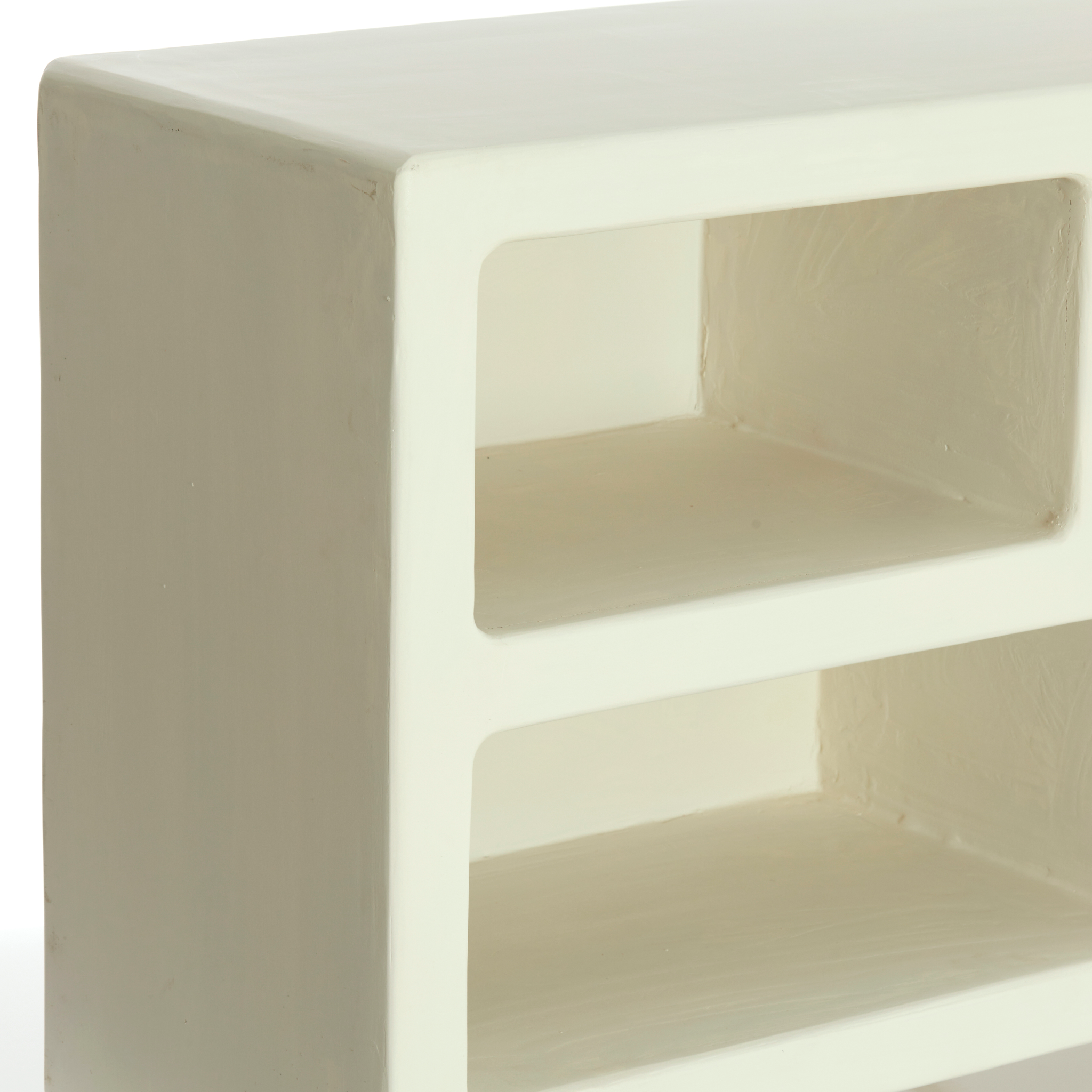 Detailaufnahme des eleganten weißen Finishs des NAHUA Schranks.