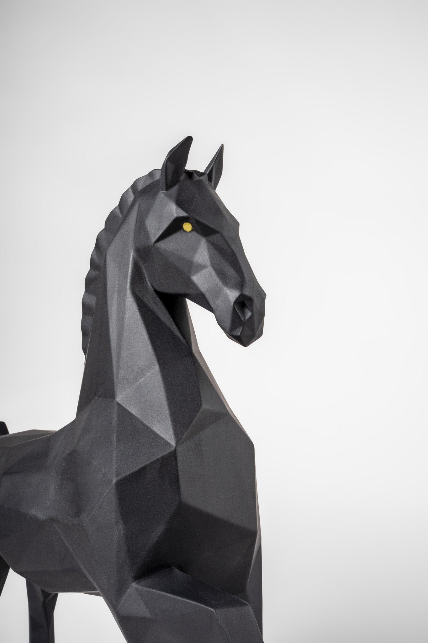 Detailansicht der kantigen Linienführung und matten Oberfläche