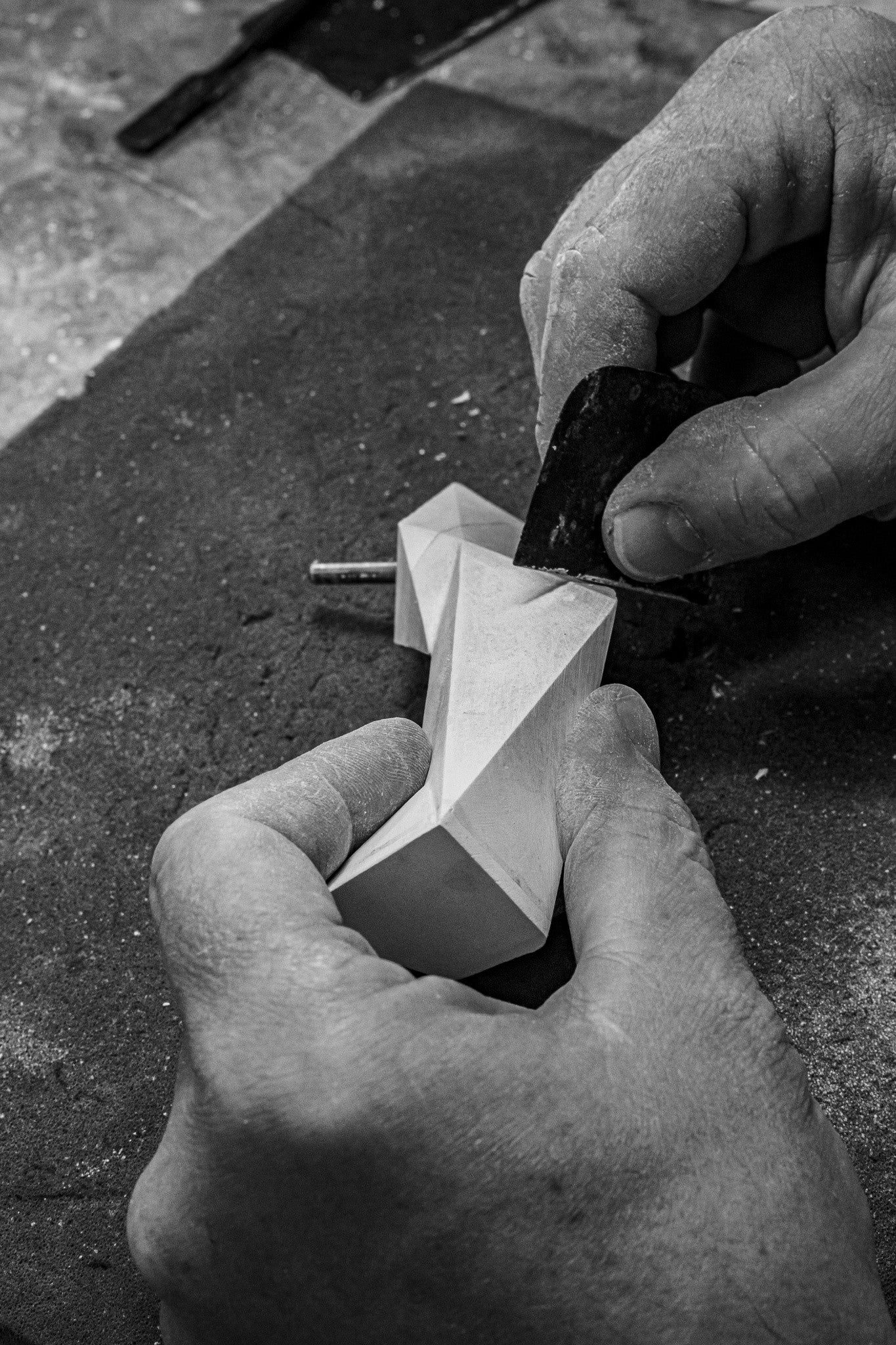 Schwarzmatte Oberfläche mit stilisierter Mähne und Schweif