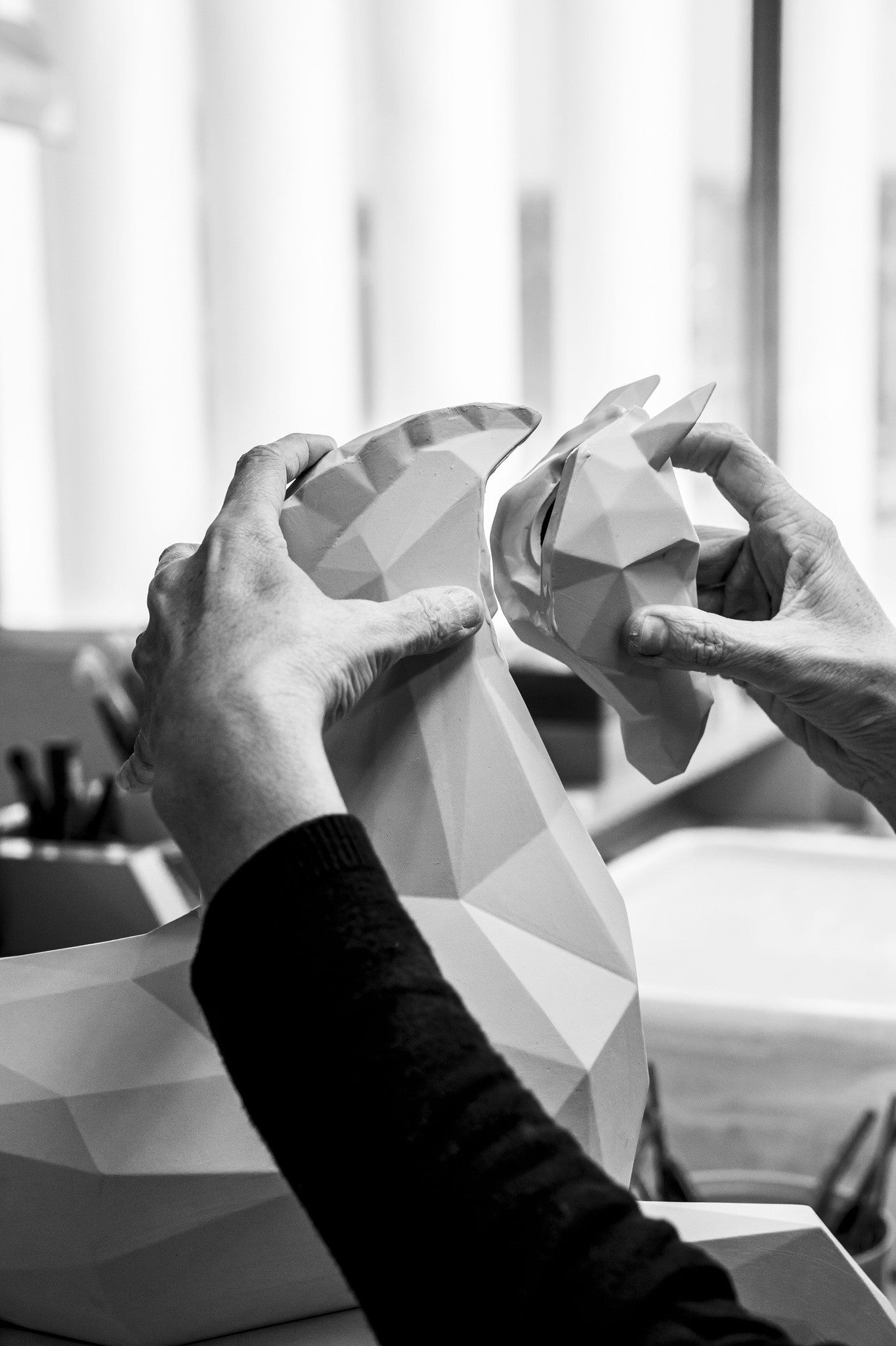 Dynamisch stehendes Pferd aus Porzellan im modernen Designstil