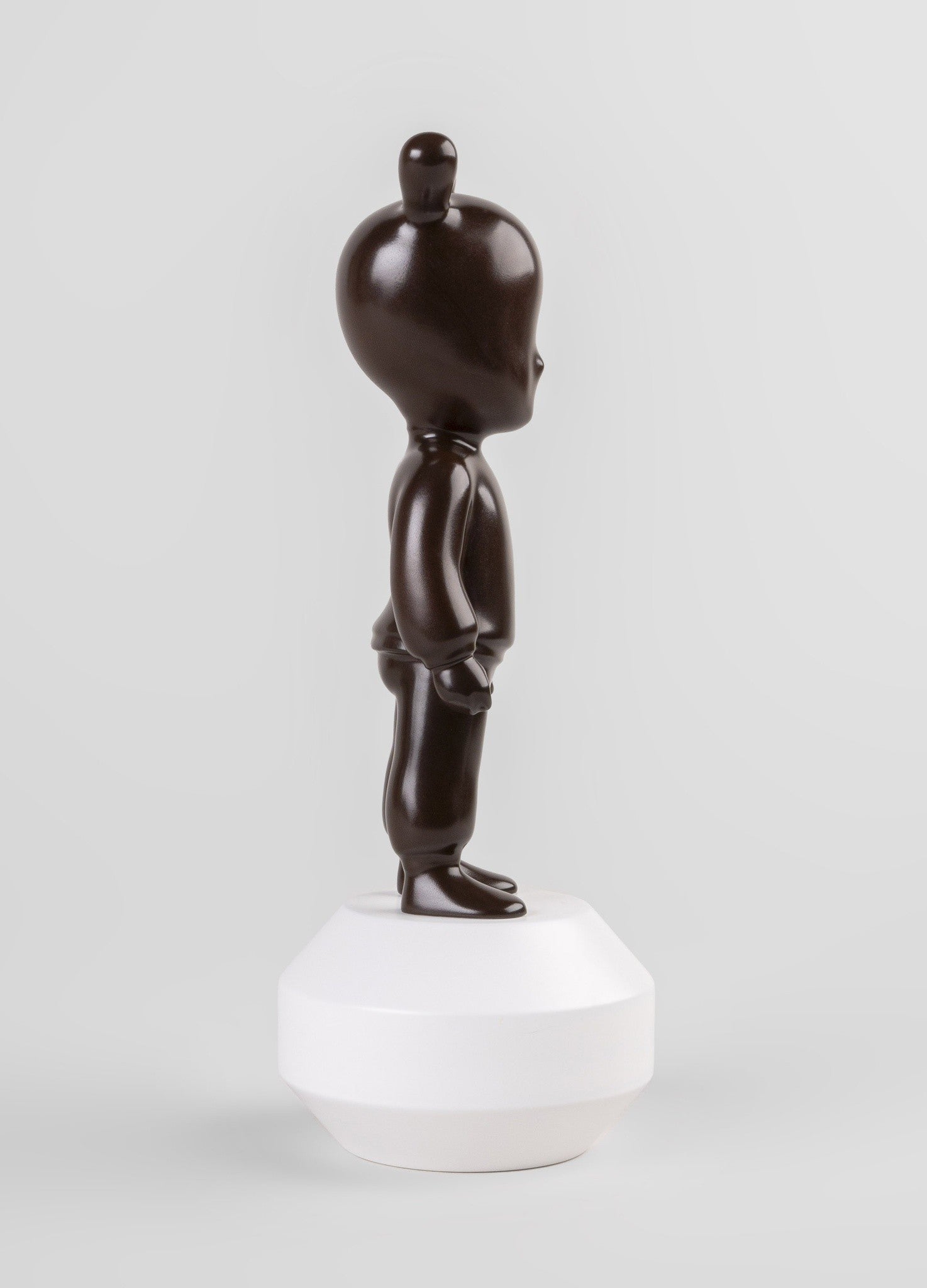 Lladró-Figur „The Guest“ mit glatter Oberfläche und warmem Farbton