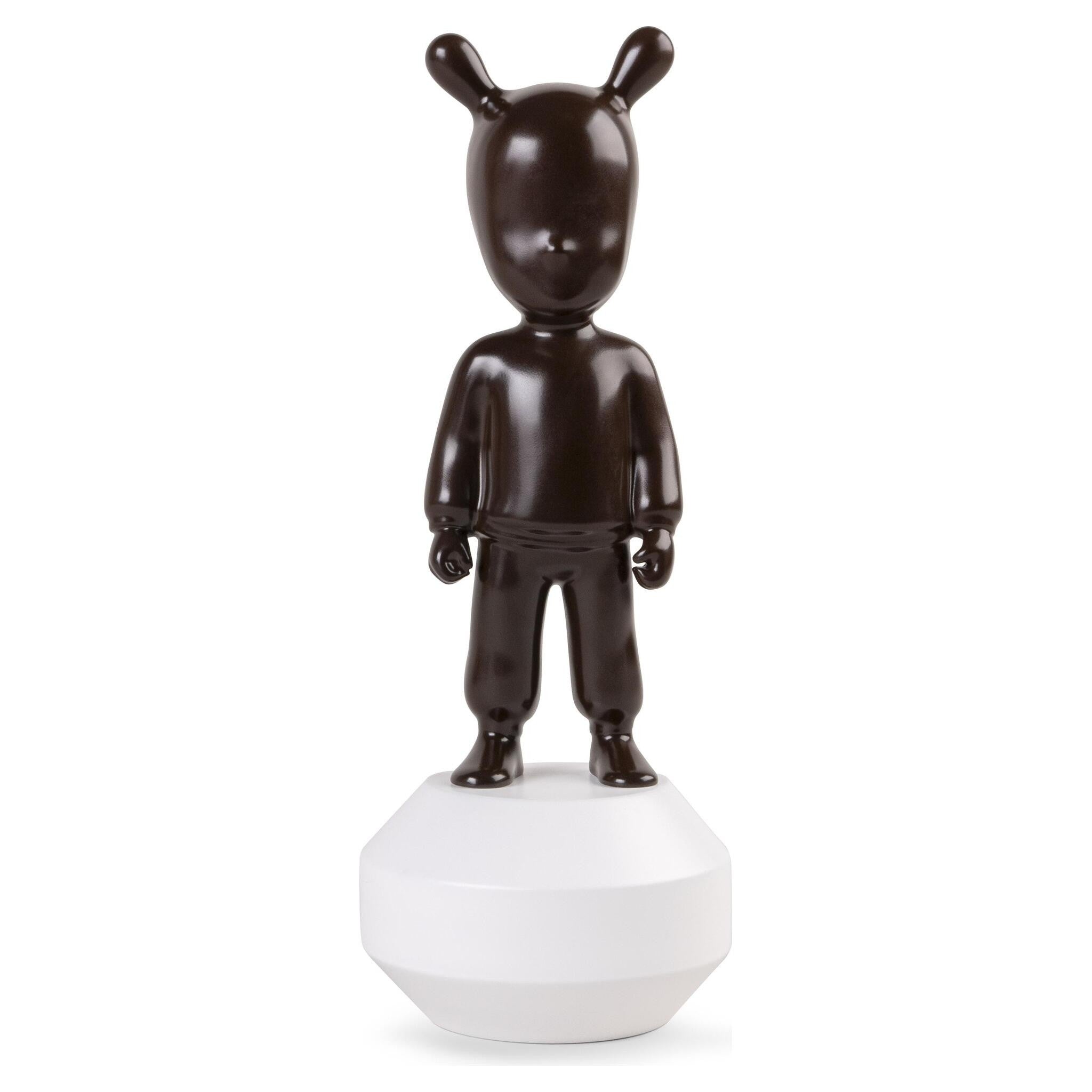 Figur THE GUEST von Lladró in satiniertem Braun auf weißem Sockel