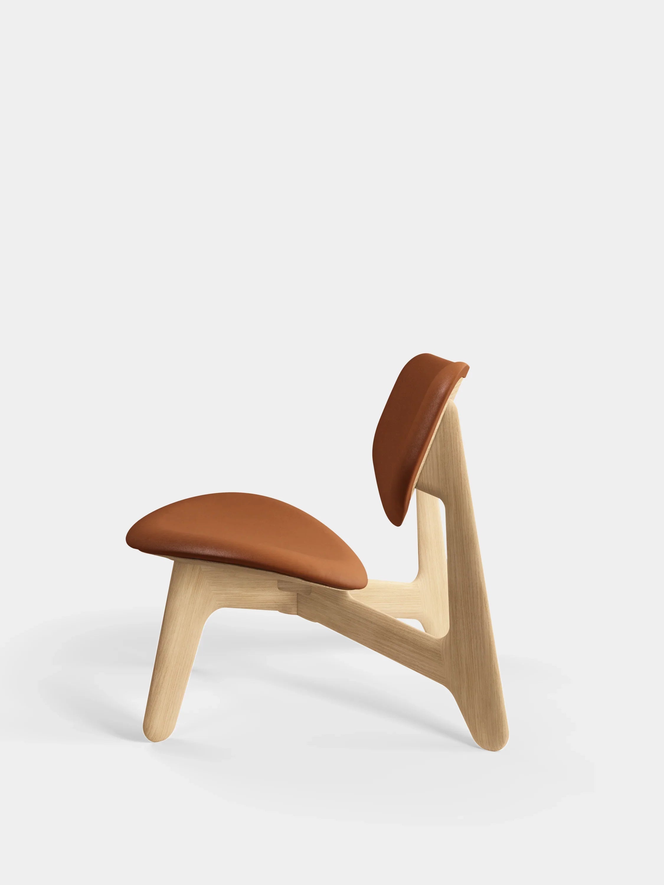 Slab Lounge Chair von Tom Dixon als hochwertiger Designer Sessel aus gebürsteter Eiche und warmem Lederbezug in Cognac