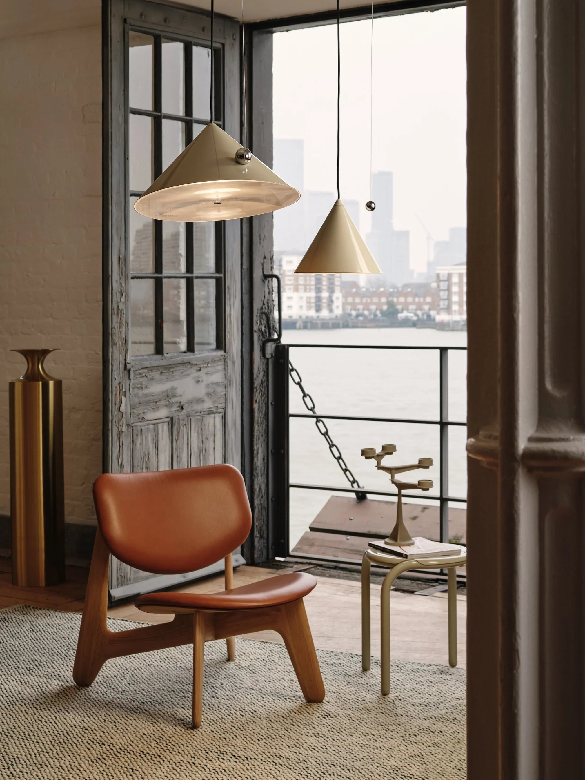 Design Loungesessel Slab von Tom Dixon aus massiver Eiche mit weichem Cognac Leder Sitzpolster im modernen Interieur