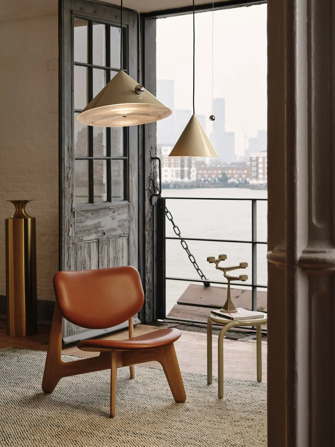 Design Loungesessel Slab von Tom Dixon aus massiver Eiche mit weichem Cognac Leder Sitzpolster im modernen Interieur